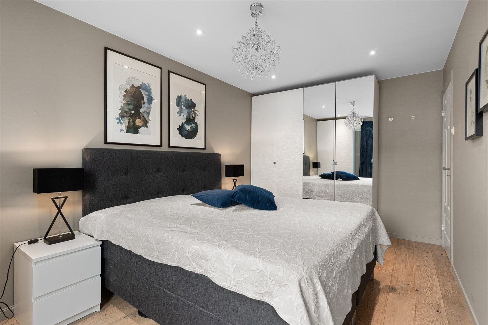 Frittstående garderobeskap med hvite profilerte fronter og speildører. Galleribilde