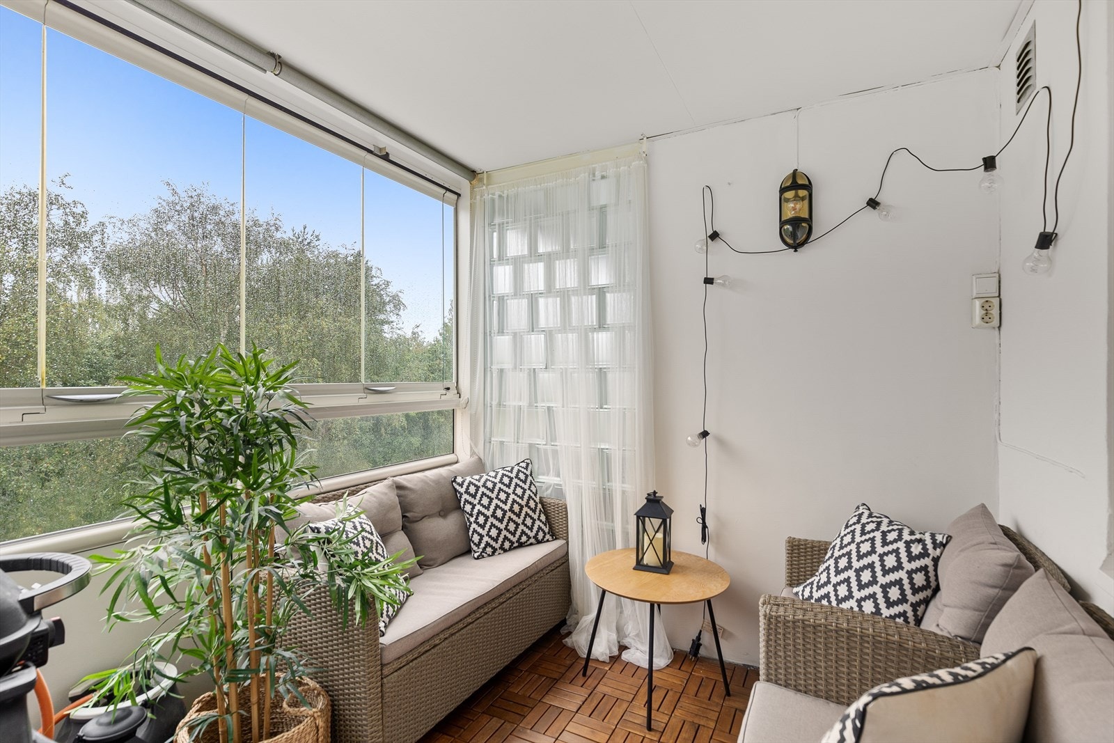 Innglasset og solrik balkong på ca. 5,4 m² med god plass til grill og møbler. Galleribilde