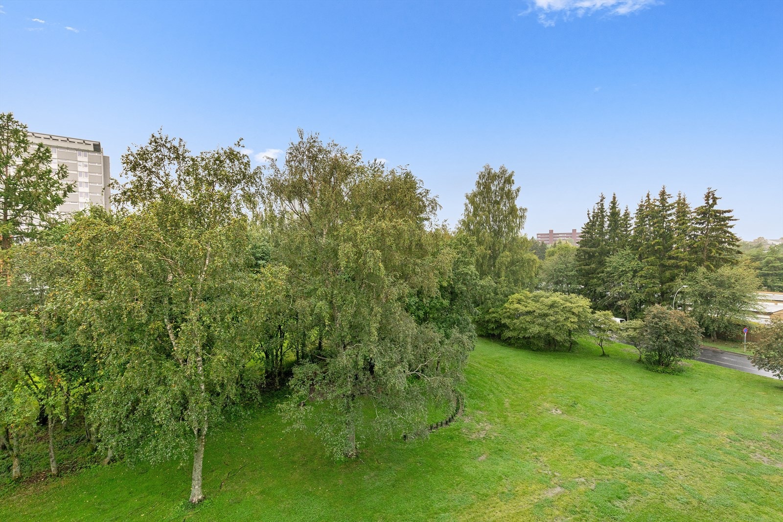 Åpen utsikt fra balkong med utsyn mot naturrike omgivelser. Galleribilde