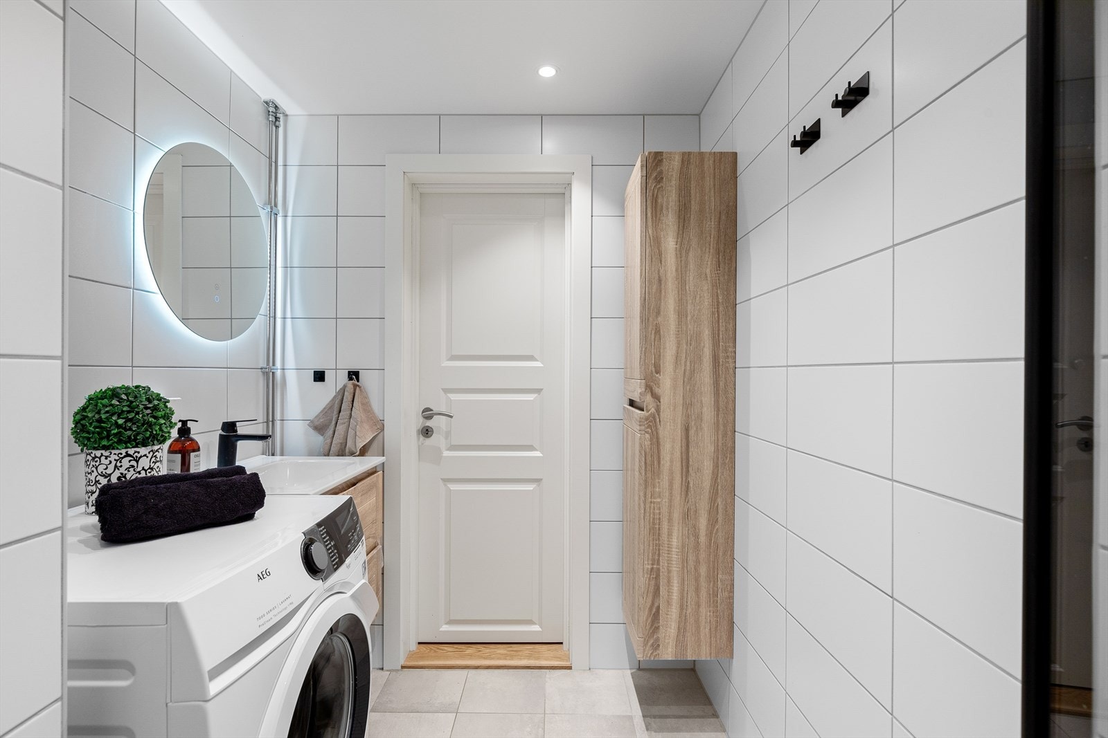 Opplegg og plass for vaskemaskin og tørketrommel. Galleribilde