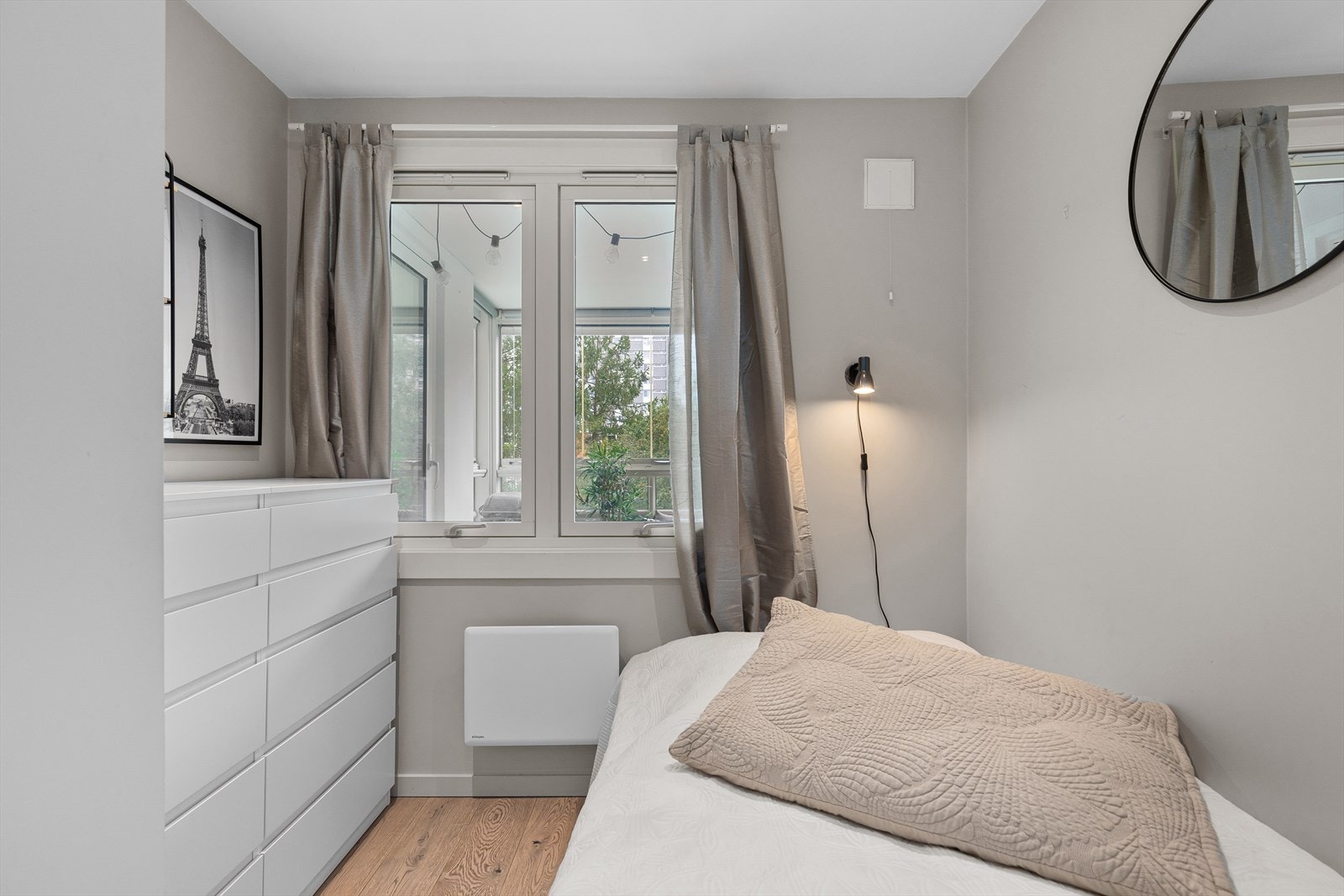 Soverom (3), med utsikt mot balkong og frittstående garderobeskap. Galleribilde