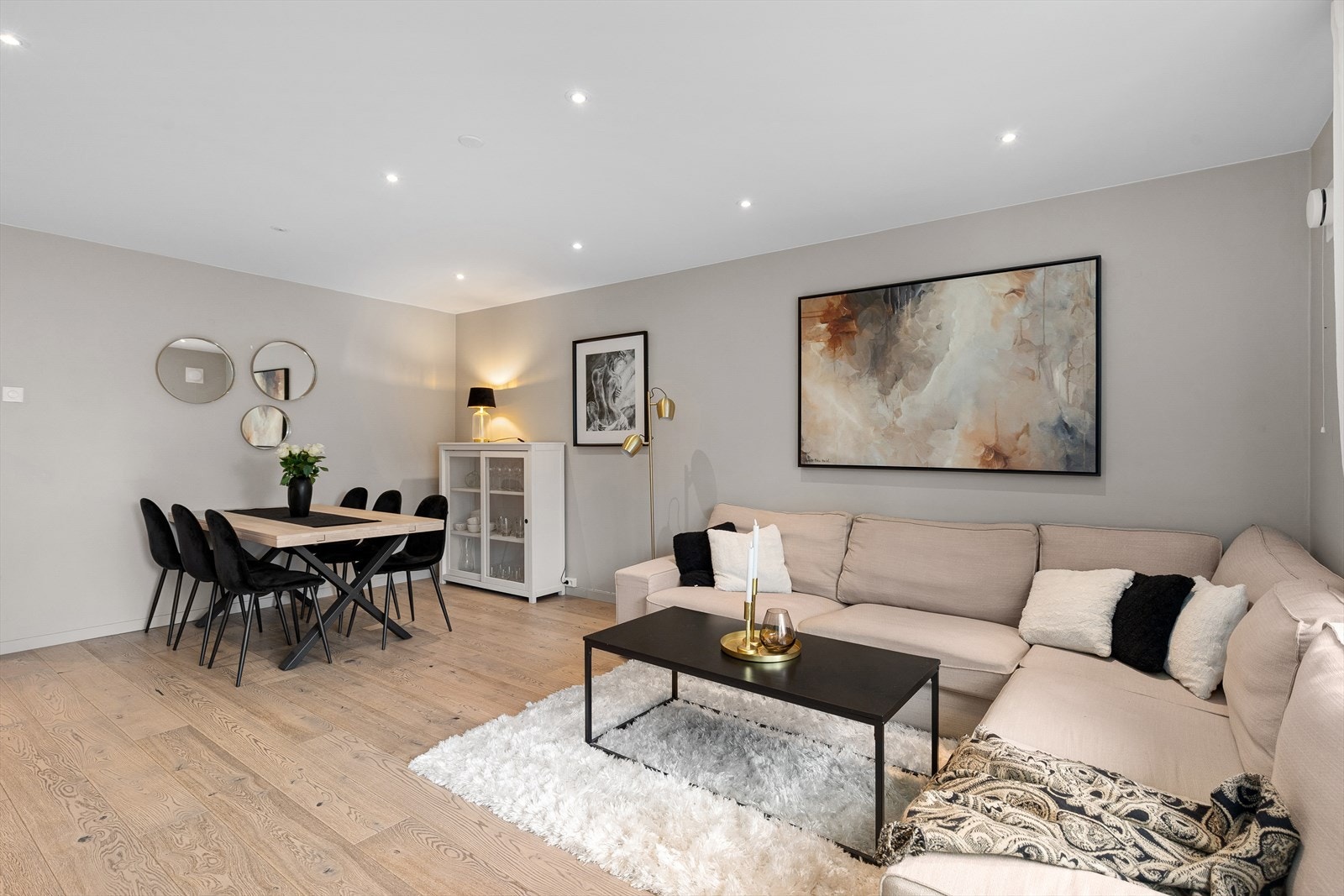 Romslig plass til spisebord og stor sofa. Galleribilde