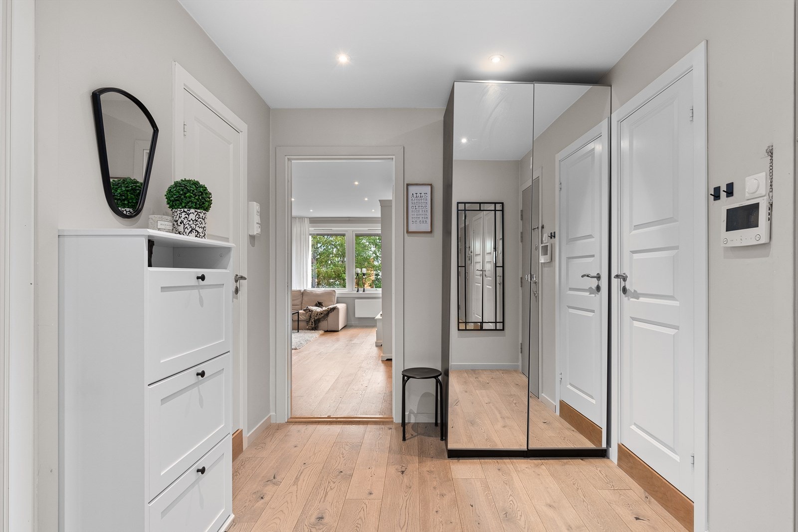 Frittstående garderobeskap med speildører. Galleribilde