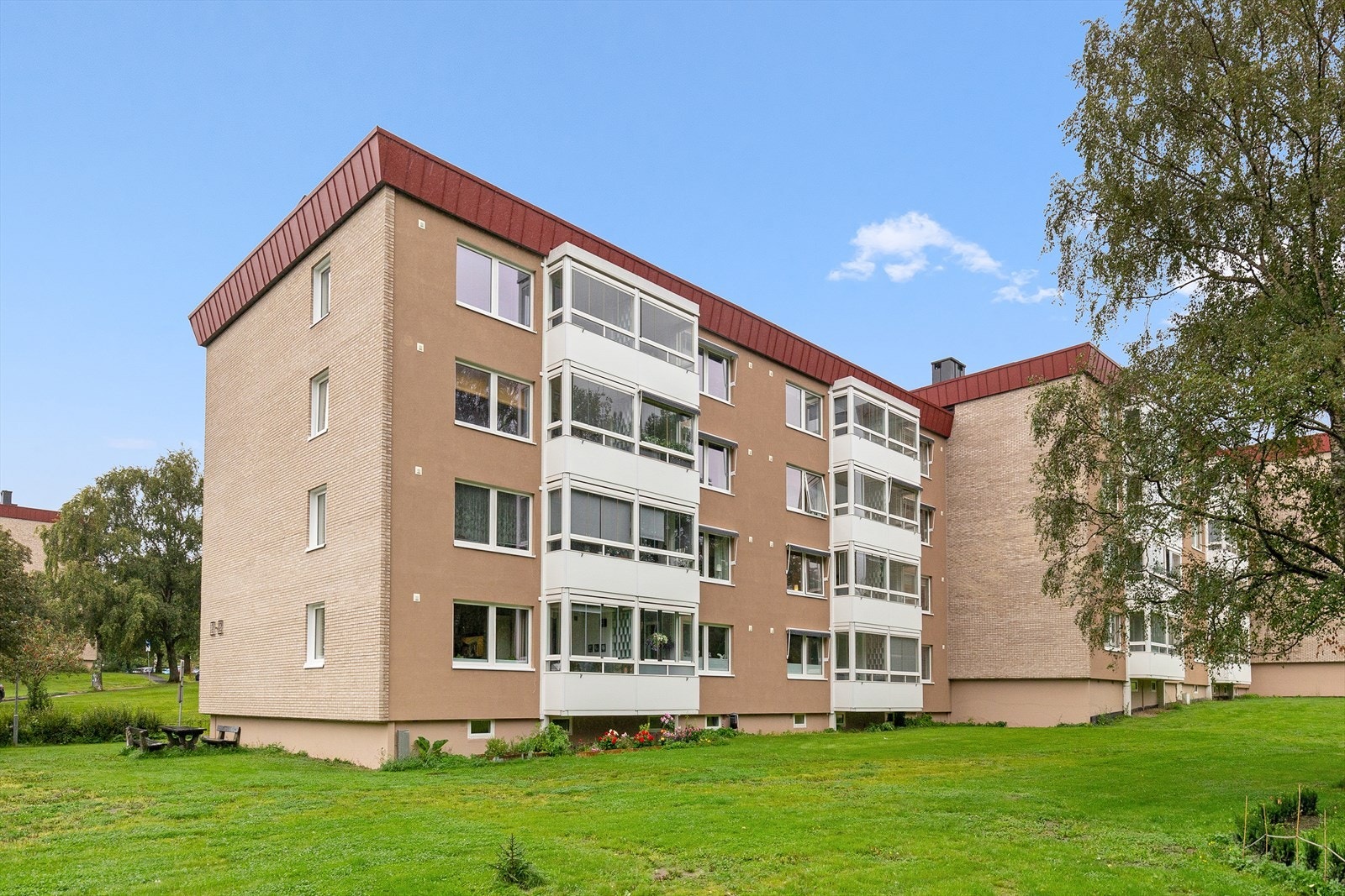 En pen 4-roms andelsleiliget i 4.etg med balkong og kjellerbod. Galleribilde