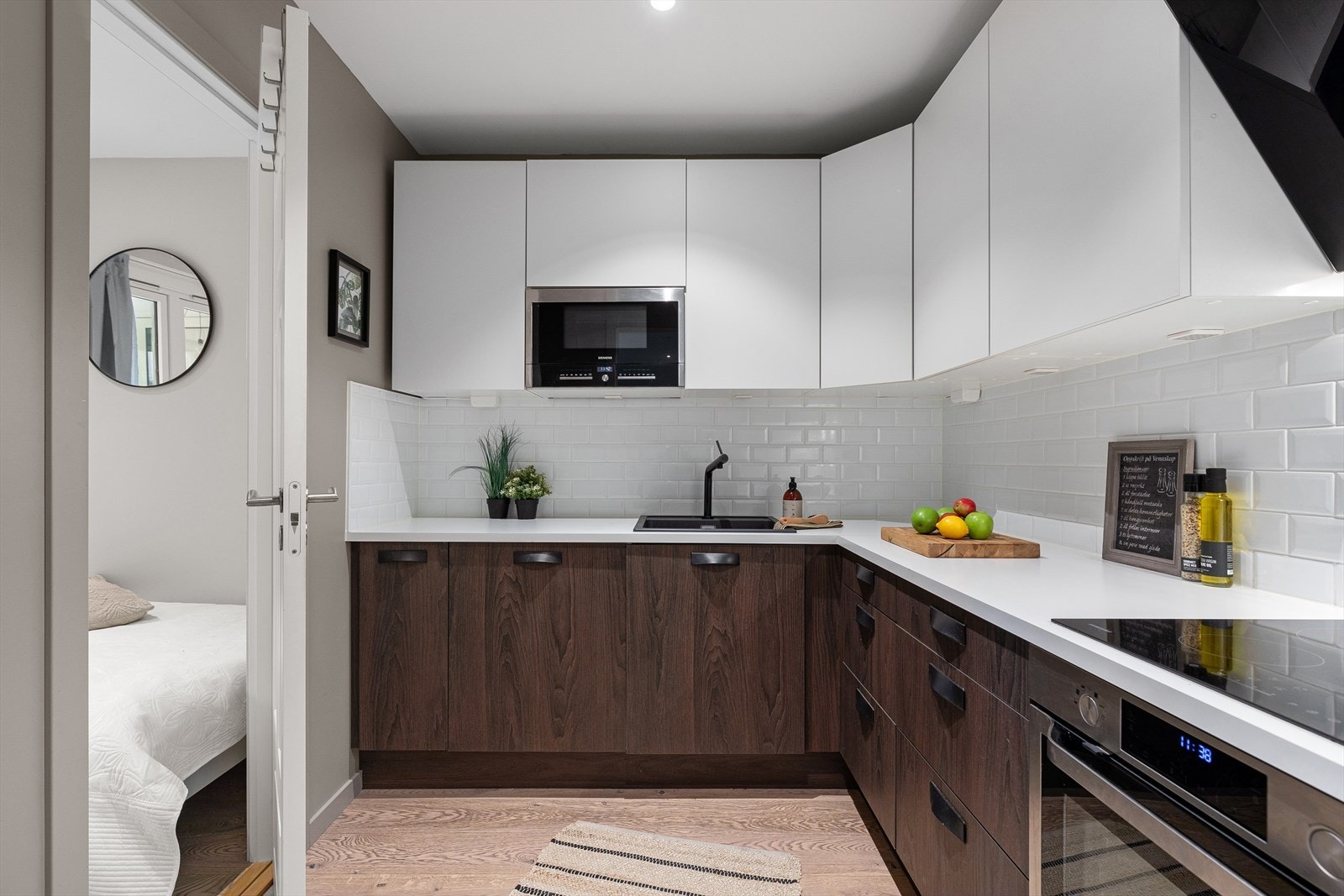 Flislagt vegg over kjøkkenbenk samt benkebelysning. Galleribilde