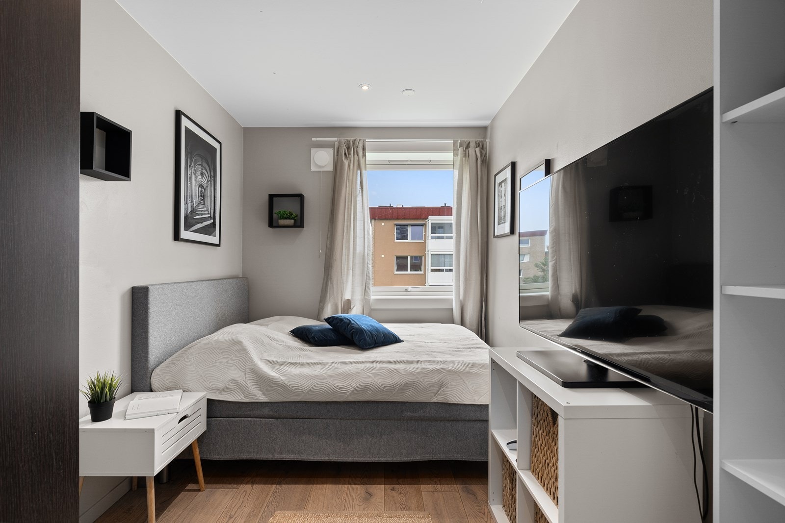 Soverom (2), pent og stort soverom med utsikt, plass til dobbeltseng og tv-fasiliteter. Galleribilde