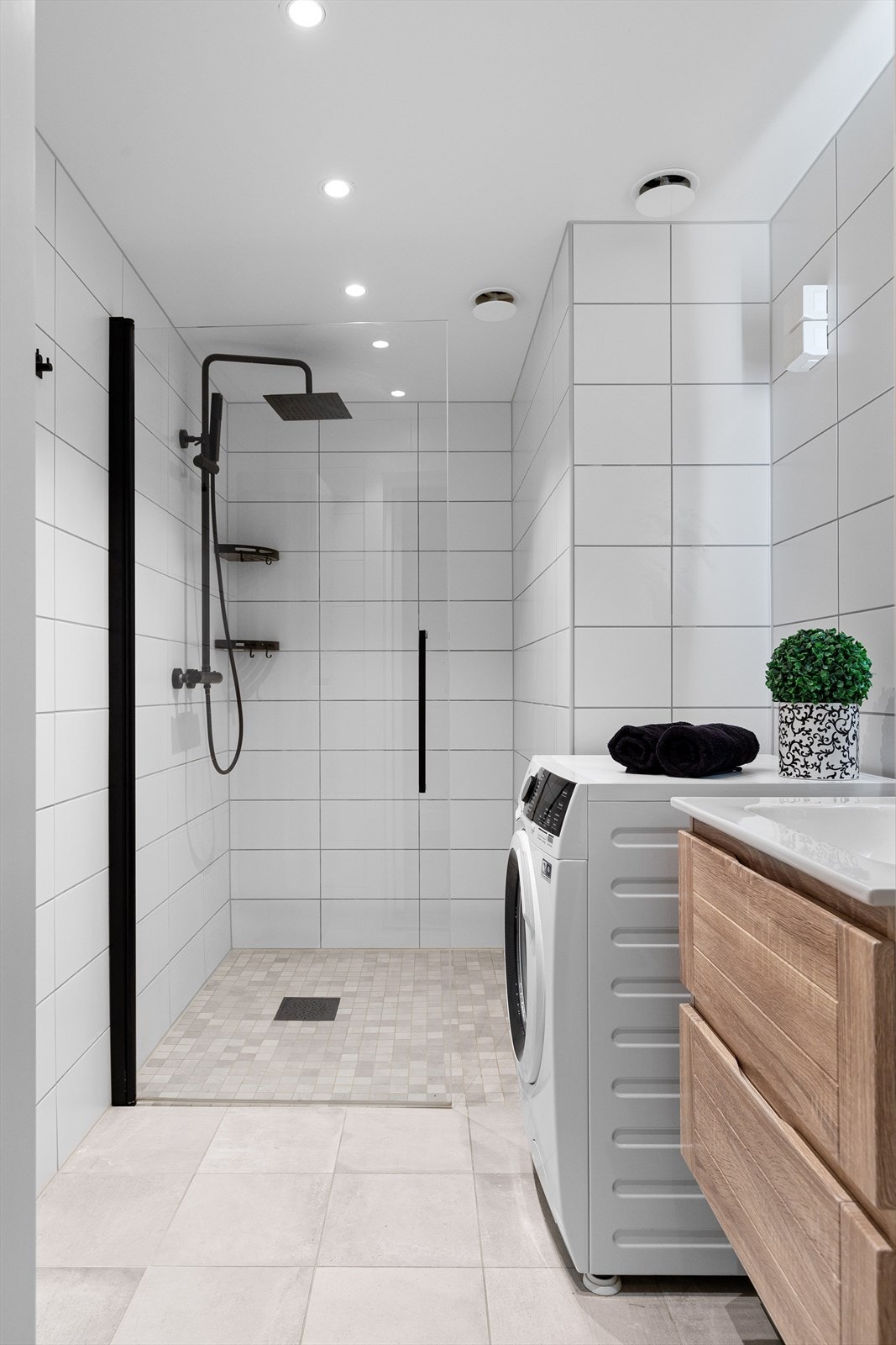 Flislagt gulv med varmekabler og downlighst. Galleribilde