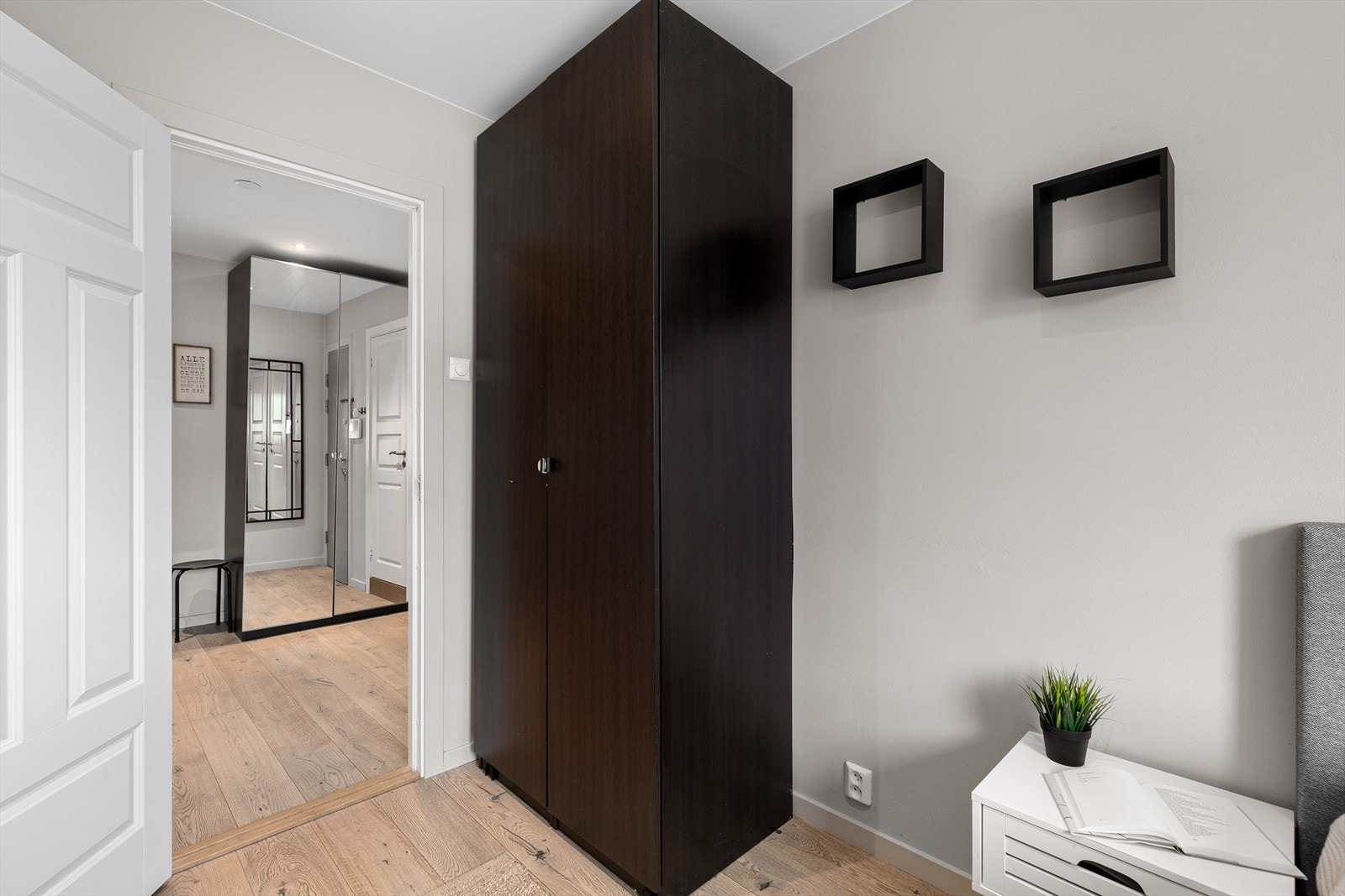 Soverom (2) med frittstående garderobeskap med mørke laminerte fronter. Galleribilde