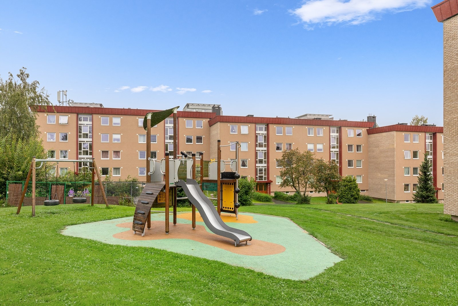 Felles lekeplass utenfor leiligheten. Galleribilde