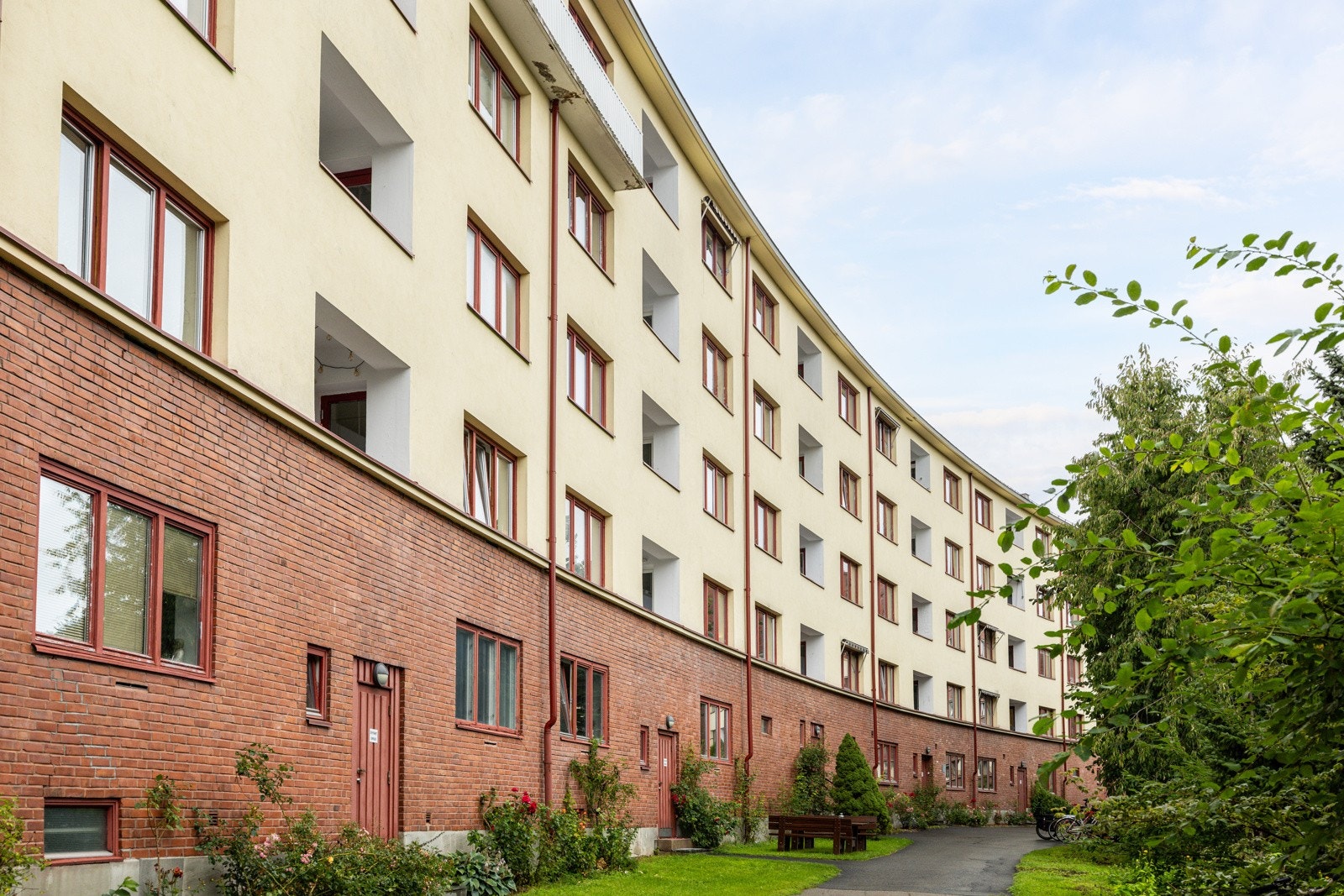Veldrevet aksjelag med 135 leiligheter. Aksjelaget har pent opparbeidede fellesarealer. Galleribilde