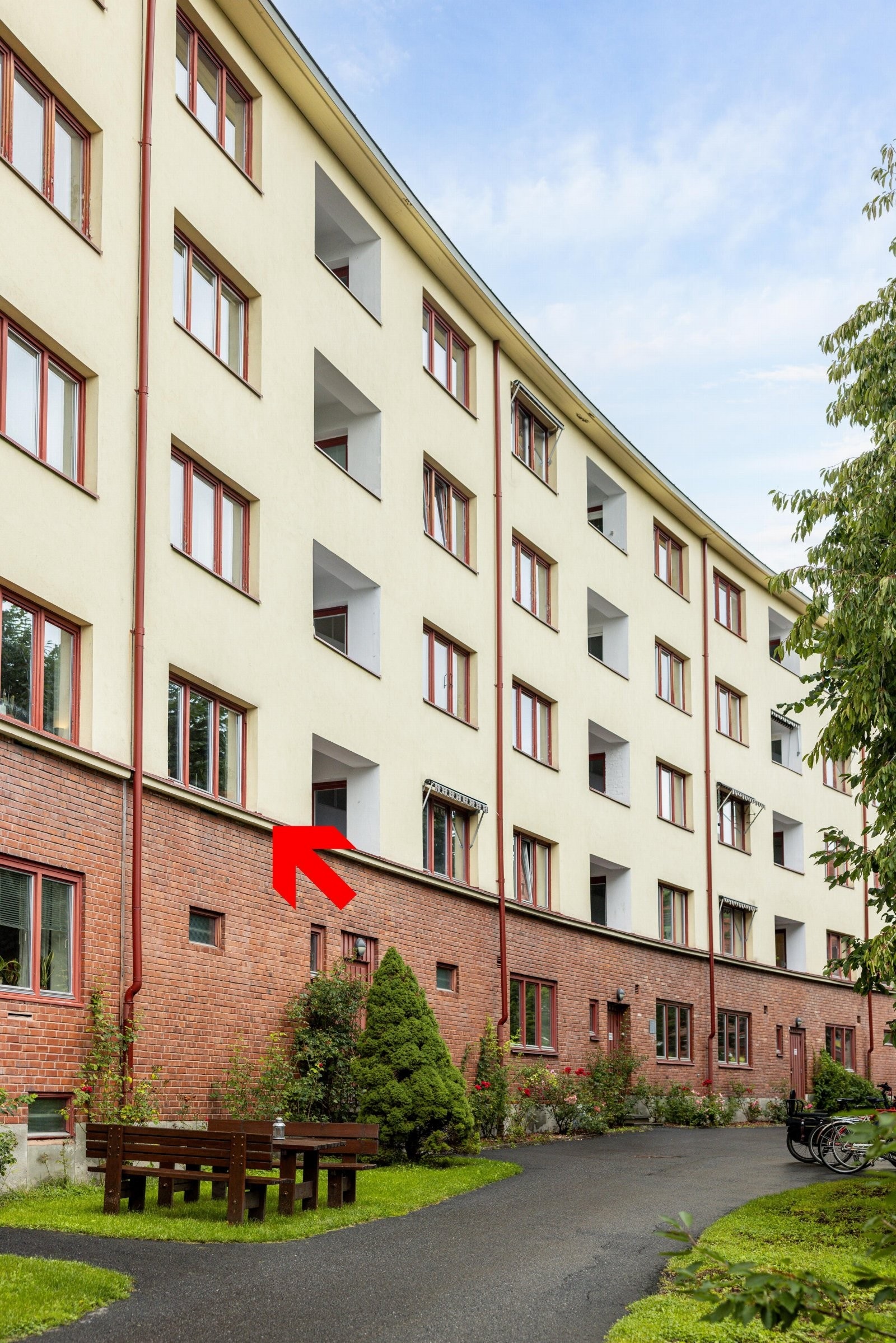 Pil viser leilighetens beliggenhet. Galleribilde