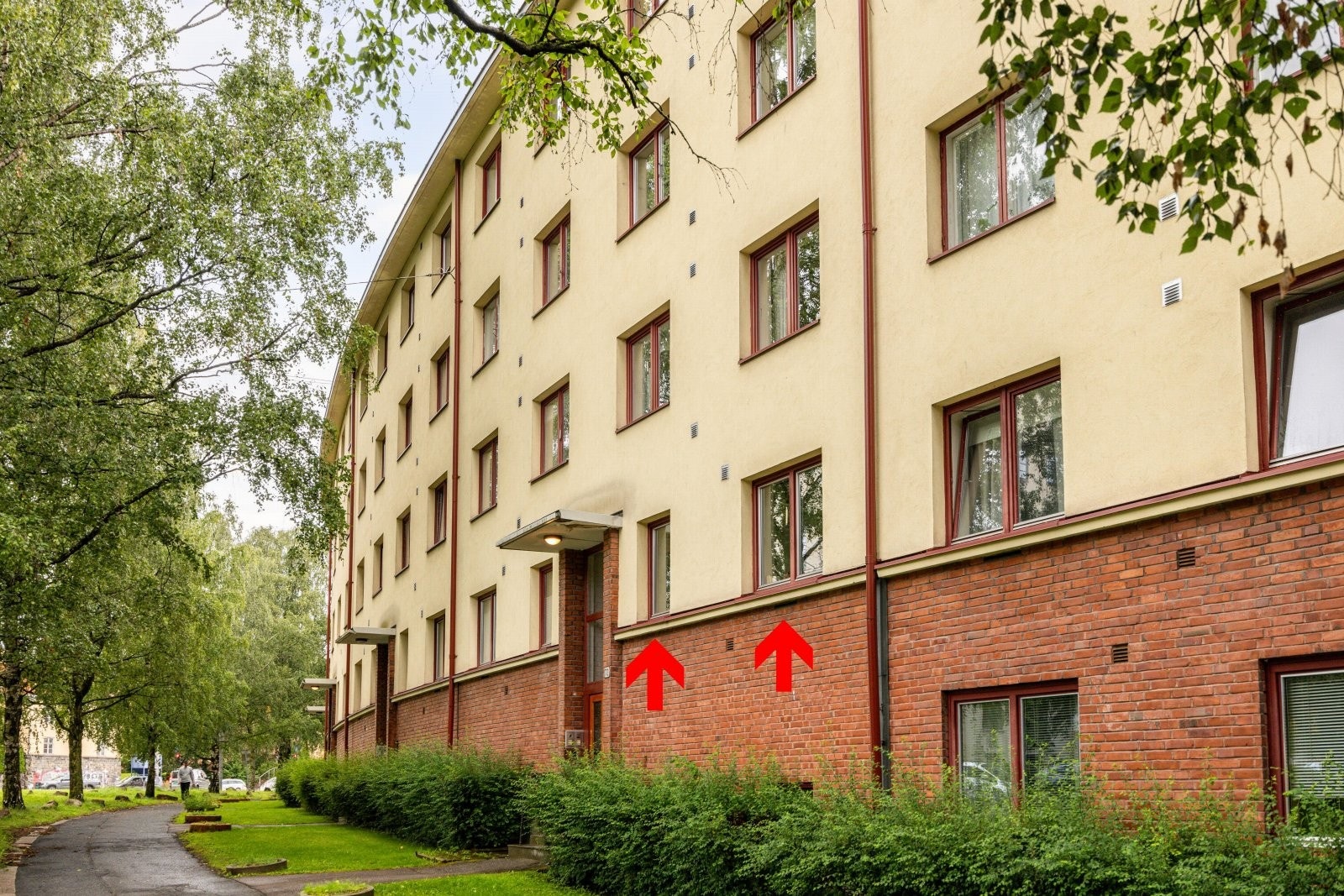 Pil viser leilighetens beliggenhet - Fasade ved hovedinngang. Galleribilde