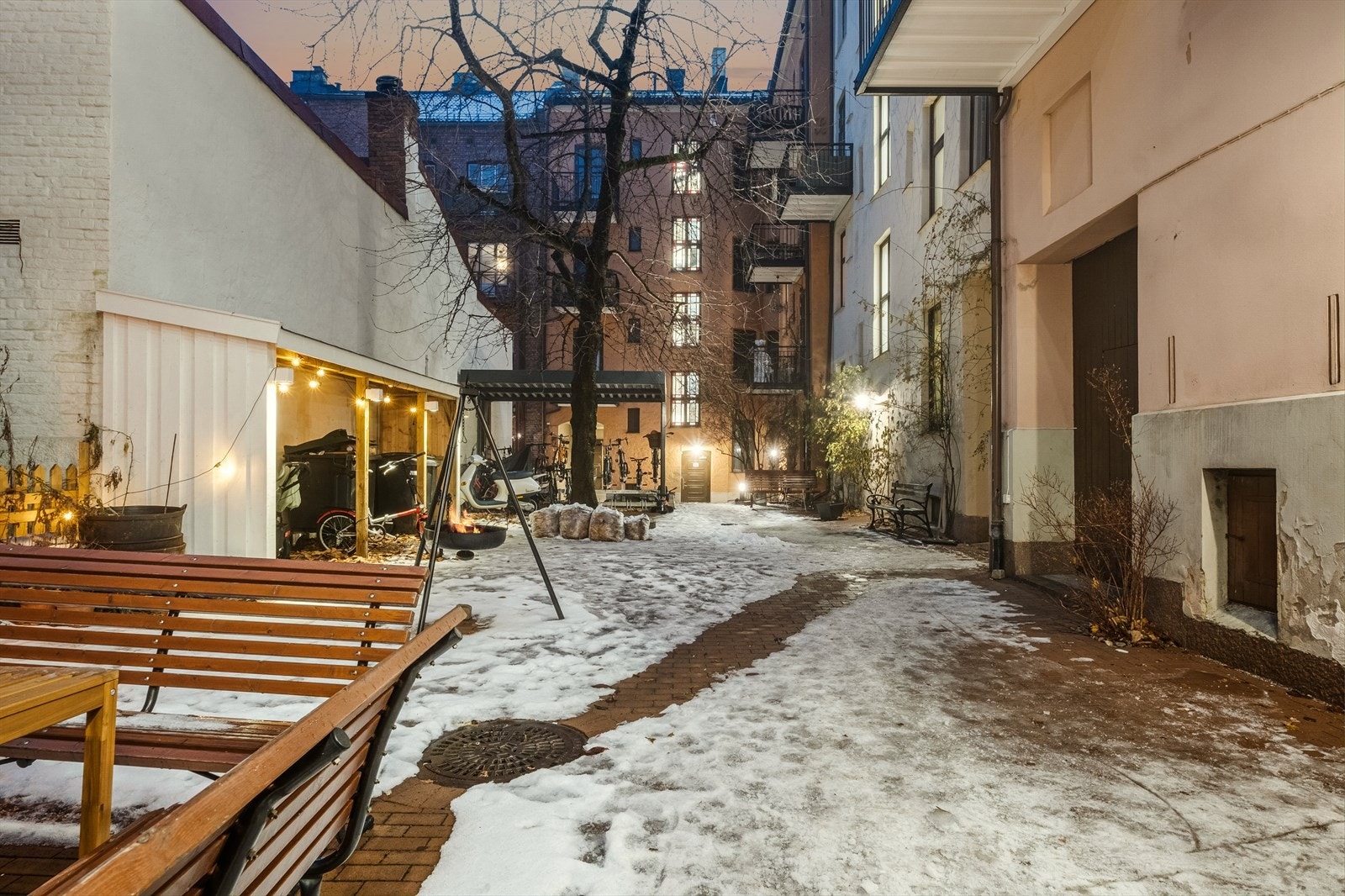 Lukket bakgård med sykkelparkering og beplantning Galleribilde