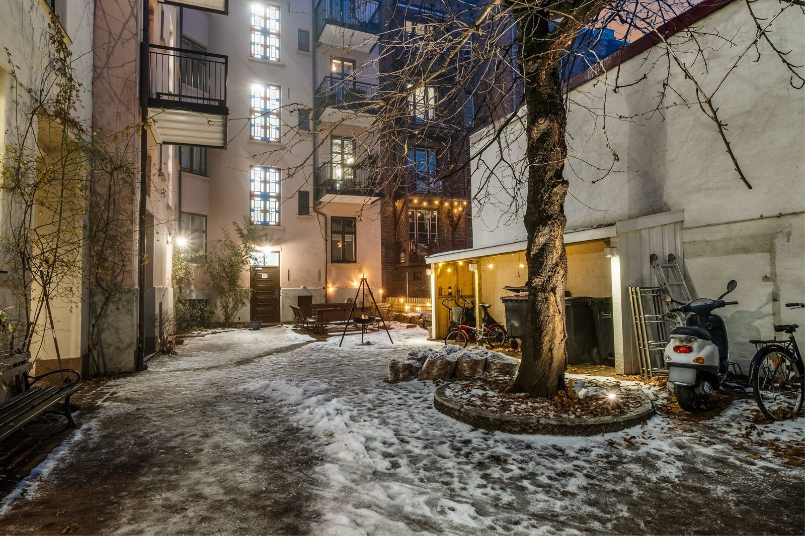 Det er flere sittegrupper og bålpanne i bakgården Galleribilde