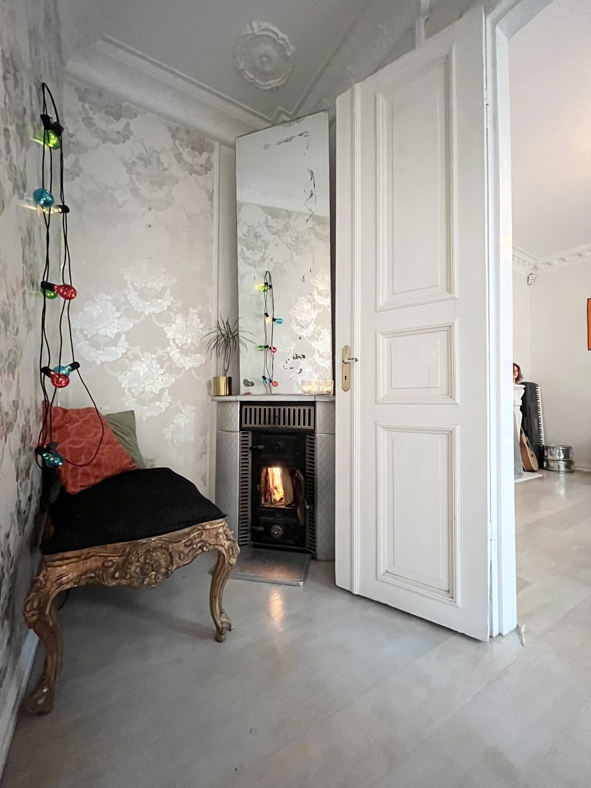 Rommet har en smakfull tapet som står i stil med leiligheten og interiøret for øvrig Galleribilde