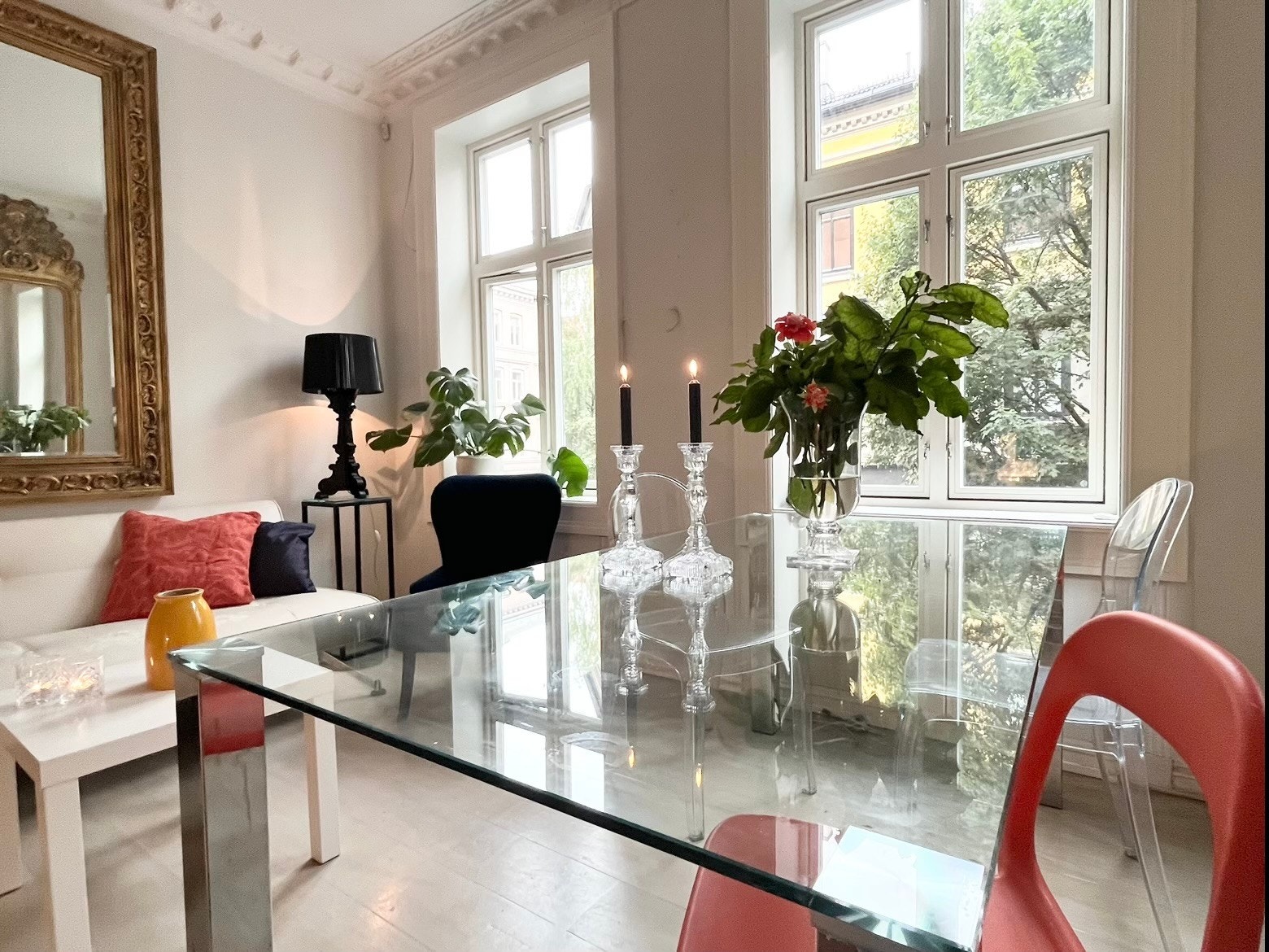 Leiligheten ligger i 2. etasje og inneholder entré, stue, kontor/bibliotek, spisestue, kjøkken, bad, toalett og soverom Galleribilde