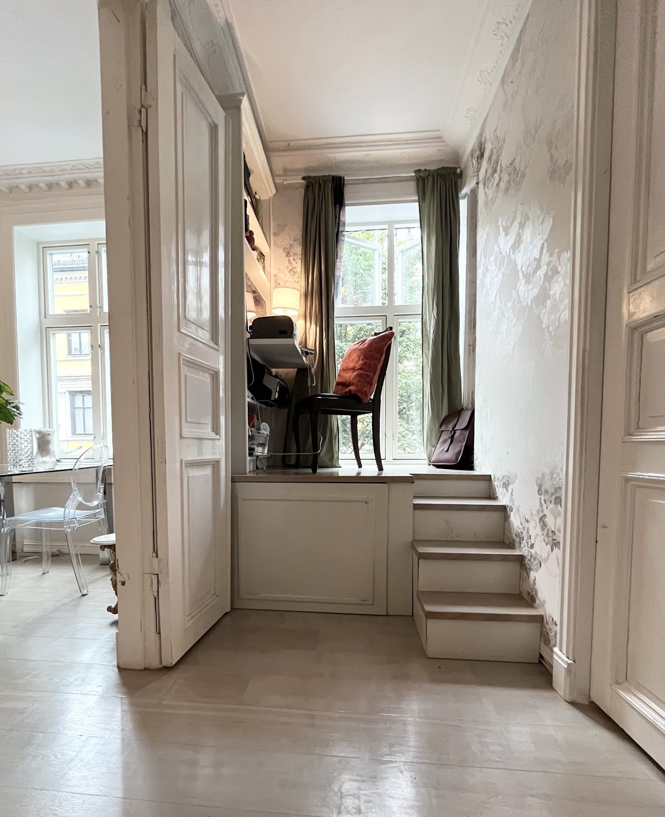 Her er det innredet med skrivepult på platå og masse skapplass Galleribilde