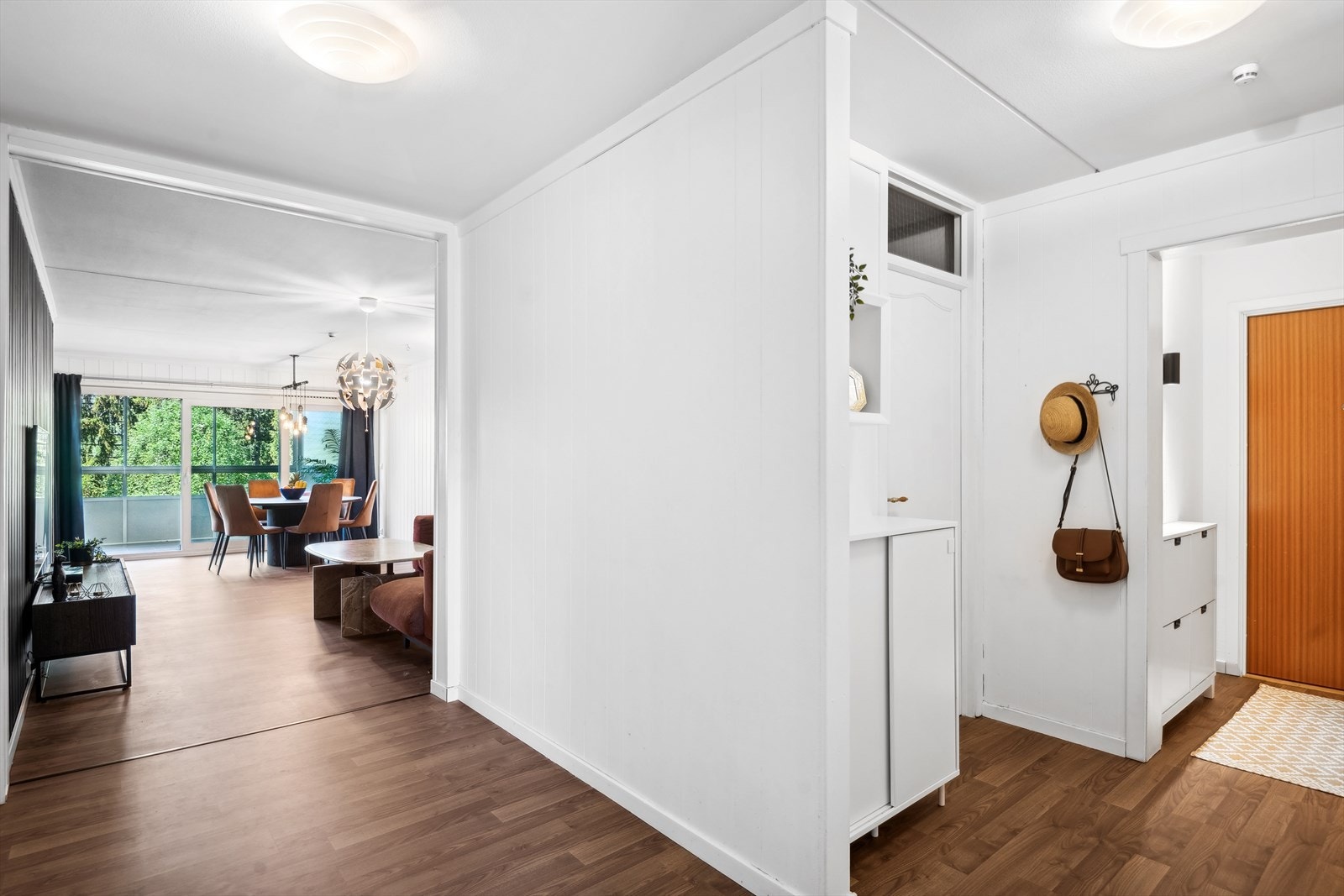 Velkommen inn i en lys og luftig entré som gir en lun velkomst. Galleribilde
