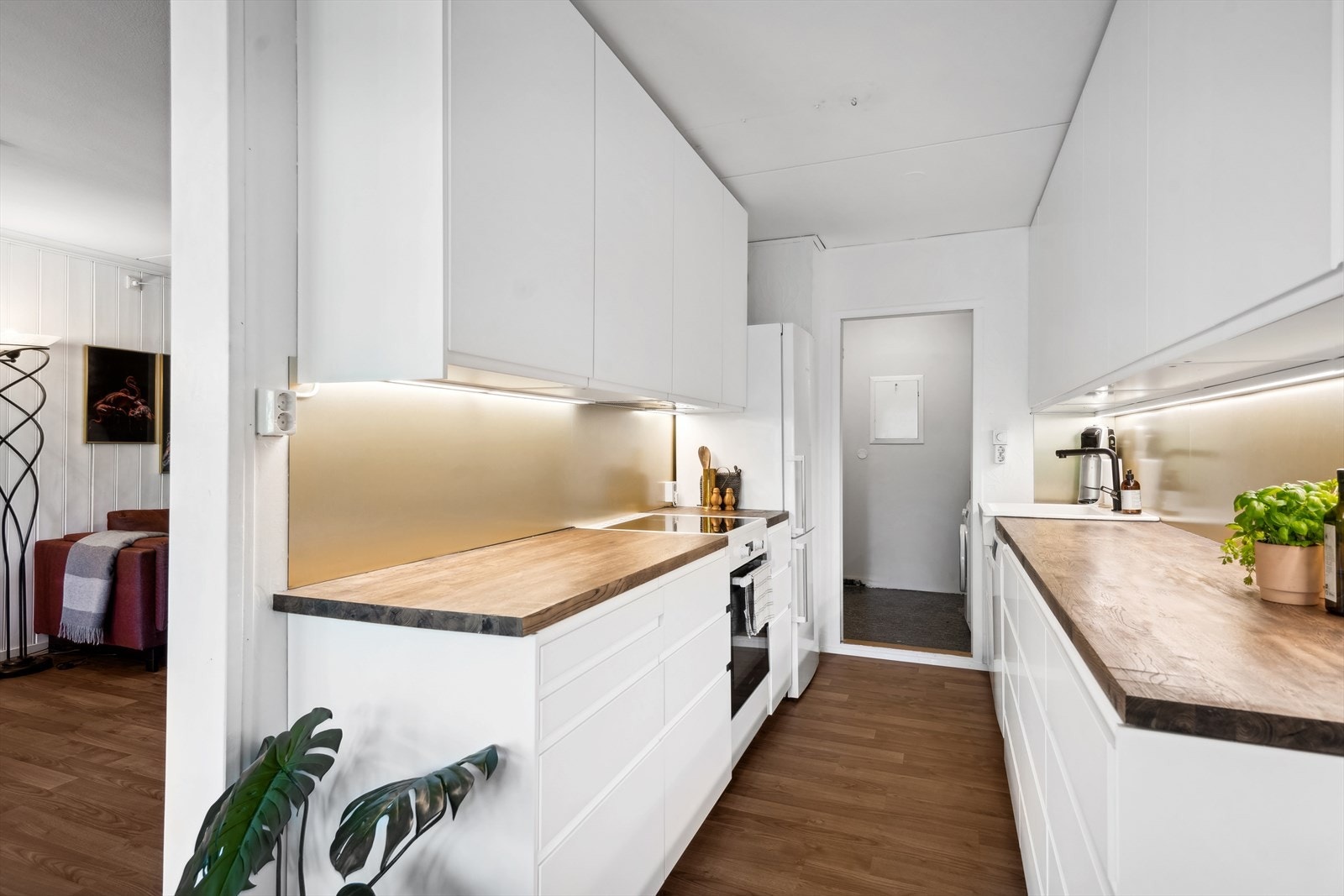 Kjøkken fra 2018 med moderne hvit innredning. Galleribilde