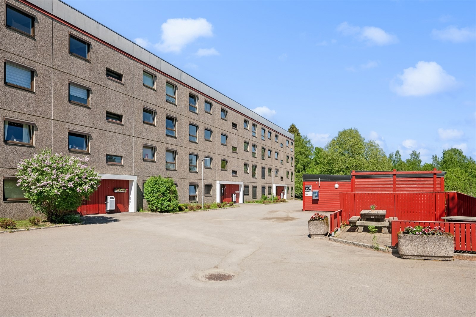 Det er utvendig bod i det røde bygget. Galleribilde
