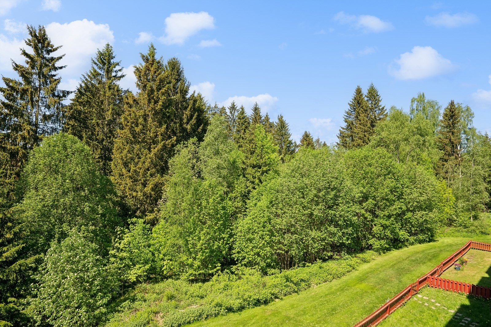 Utsikten fra balkongen til den fine naturen. Galleribilde