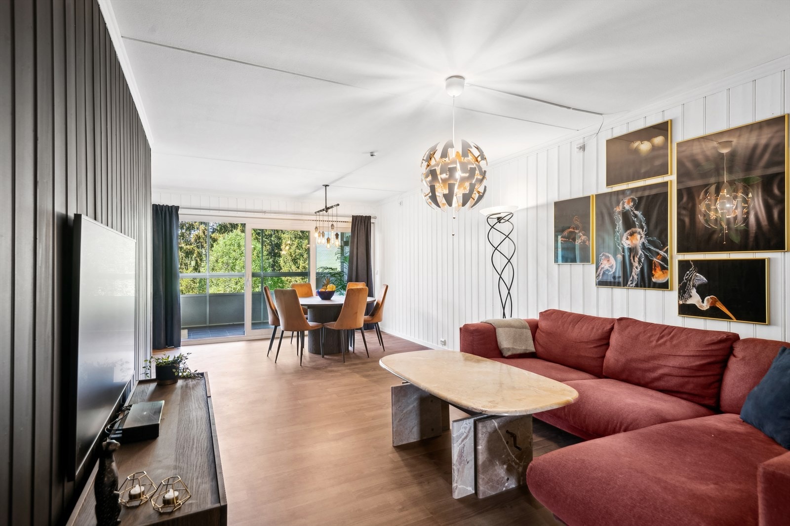 Stuen har god plass til sofa med tilhørende møblement. Det er parket på gulvet og lyse vegger som gjør det enkelt å innrede. Galleribilde