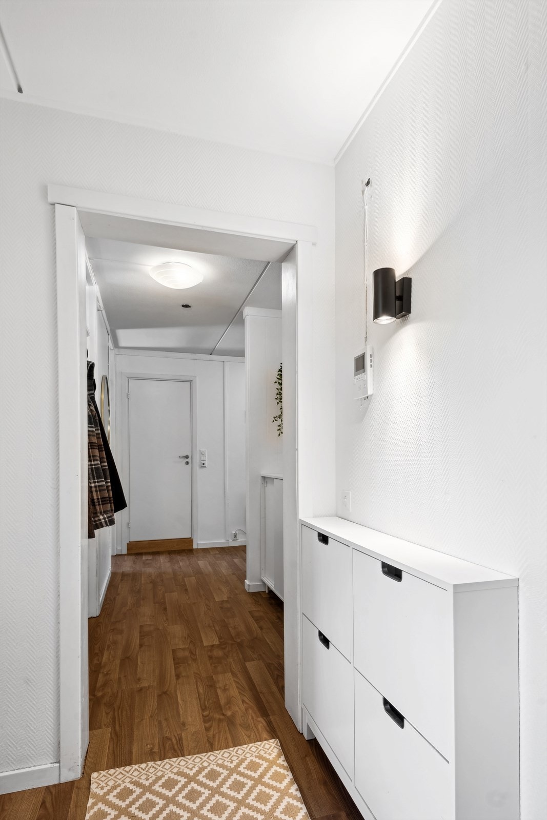 Gangen har plass til det man måtte ønske. Fra gangene er det rom som i dag brukes som bod. Galleribilde
