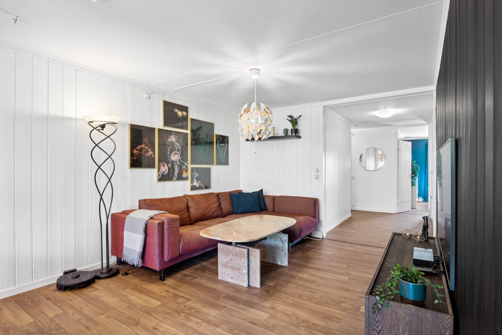 Boligen har god planløsning som gjør stuen til et sosialt rom og samlingspunktet i leiligheten. Galleribilde