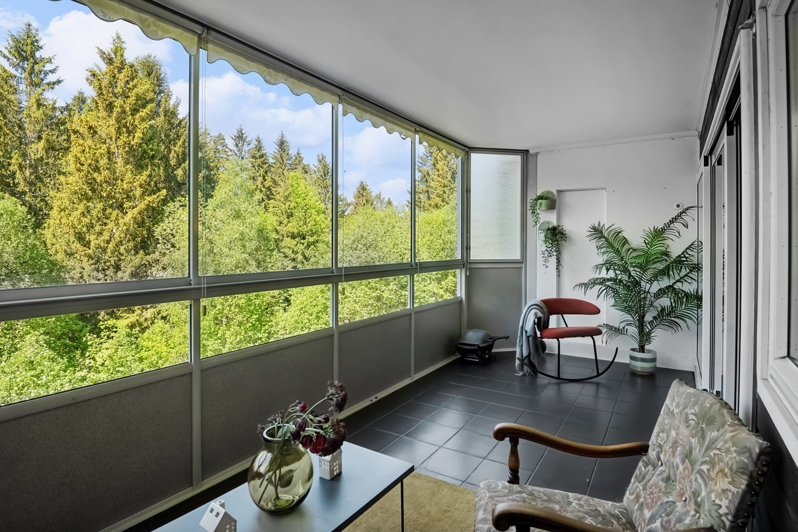 Balkongen har gode solforhold og utgang fra stuen. Galleribilde