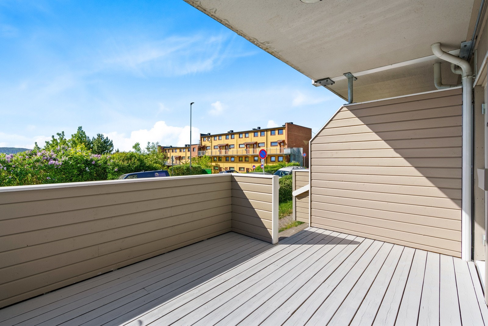 Plassen måler ca. 12 kvm så her er det god plass til utemøblement og grill. Galleribilde