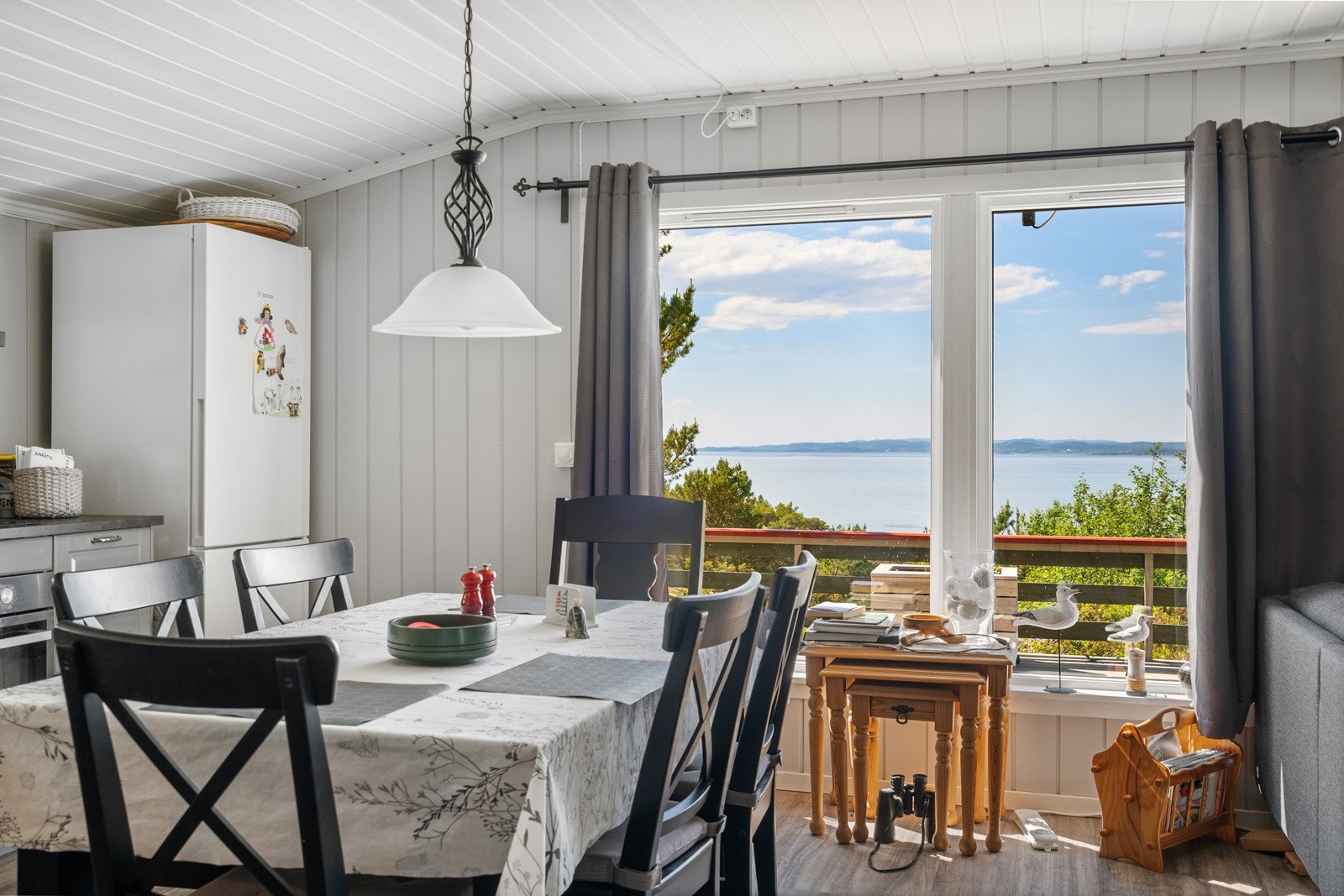 Fra kjøkkenet har man utsikt mot flotte naturike omgivelser. Galleribilde