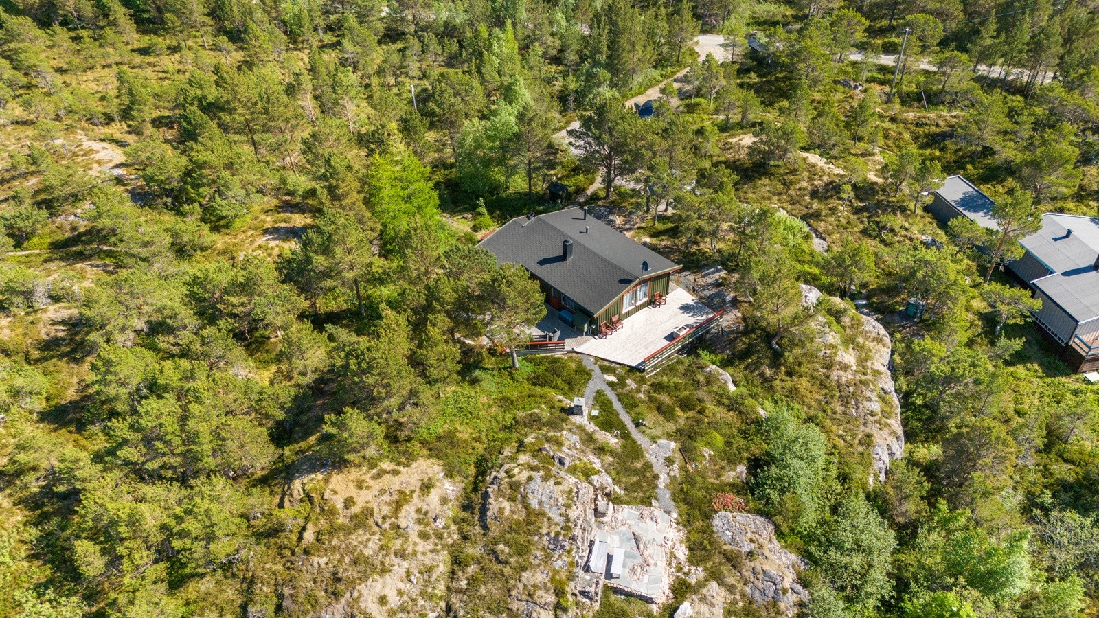 Den nærmeste dagligvarebutikken, Rema 1000 Sandstad, ligger ca. 22 minutters kjøretur unna, mens Bunnpris Sandstad befinner seg ca. 25 minutter unna med bil. Galleribilde