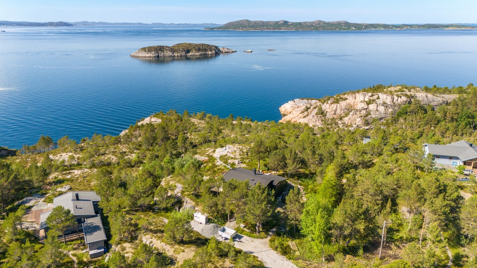 Hytta ligger flott til i naturskjønne omgivelser med fantastisk utsikt. Galleribilde