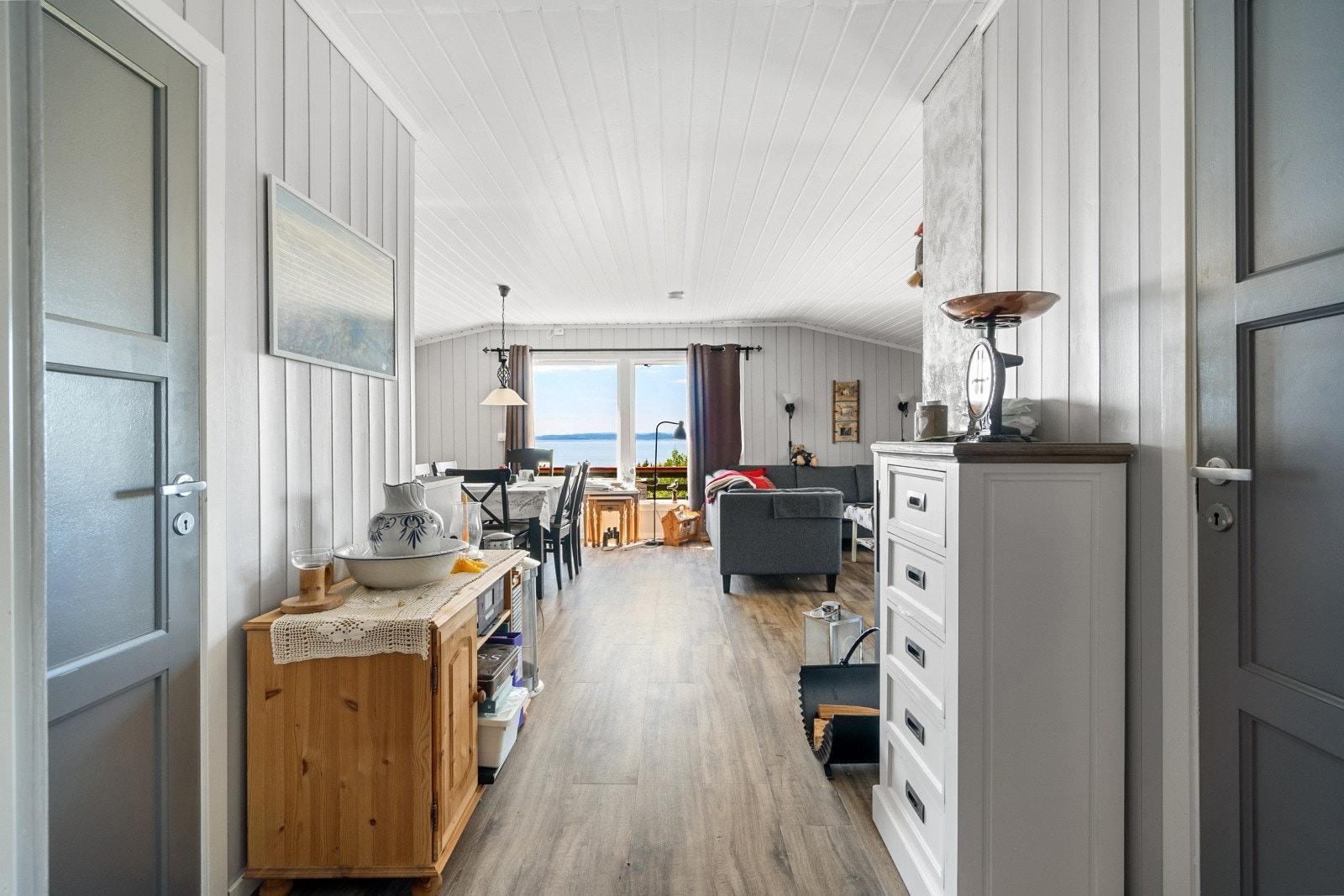 Innbydende entre med muligheter for oppbevaring. Galleribilde