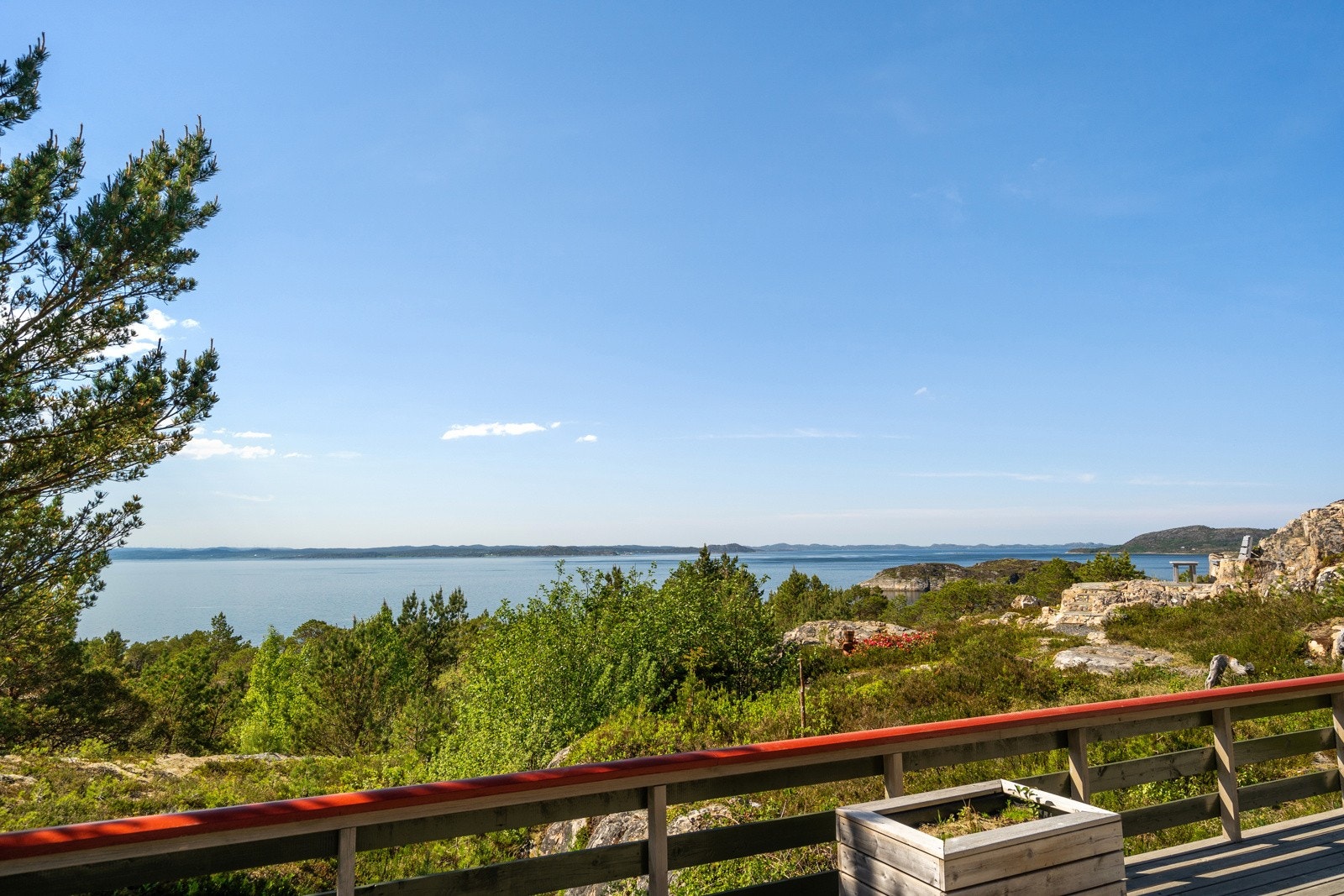 Fra terrassen kan man nyte en nydelig utsikt og meget gode solforhold. Galleribilde