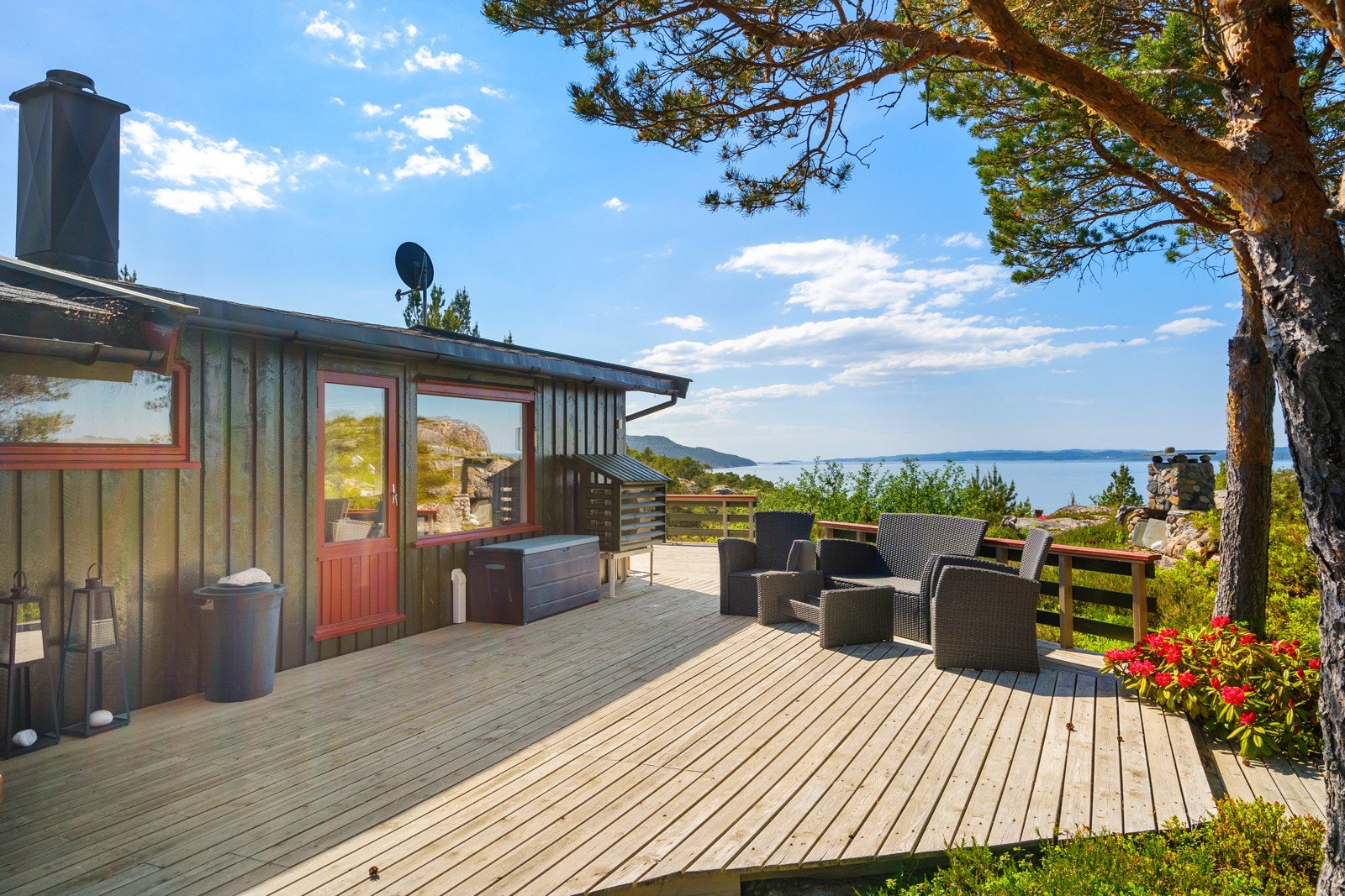 Fra stuen er det utgang til terrasse på hele 83 kvm. Galleribilde