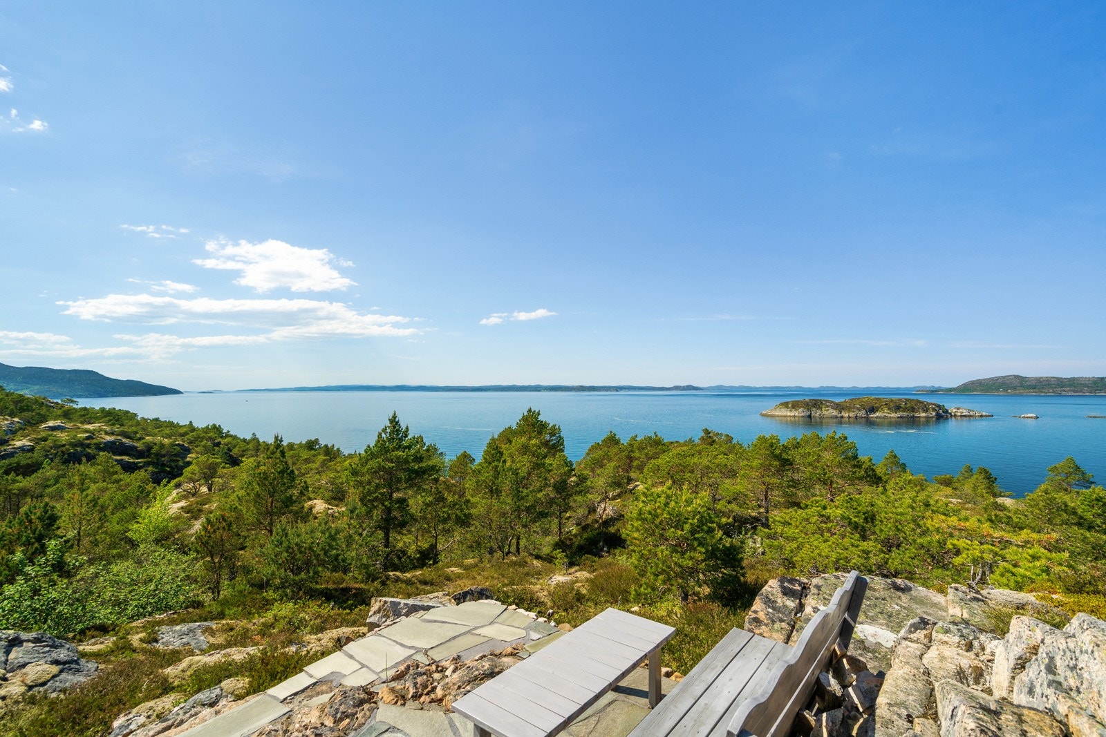 Sundlandet og det omkringliggende området byr på en variert natur med lange kyststrekninger og frodige skogsområder. Dette gjør området ideelt for friluftsentusiaster med utallige muligheter for blant annet fiske og naturopplevelser året rundt. Galleribilde