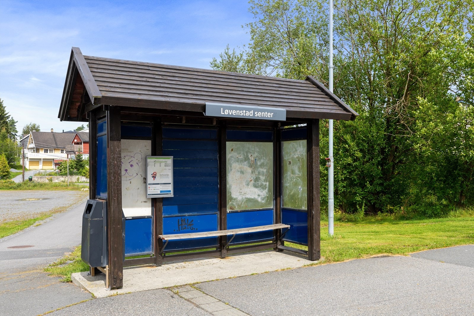 Beliggenheten har enkel adkomst via kollektivtransport til Oslo med busstopp utenfor blokken, samt kort gangavstand til naturområder som byr på flotte turstier både sommer og vinter. Galleribilde
