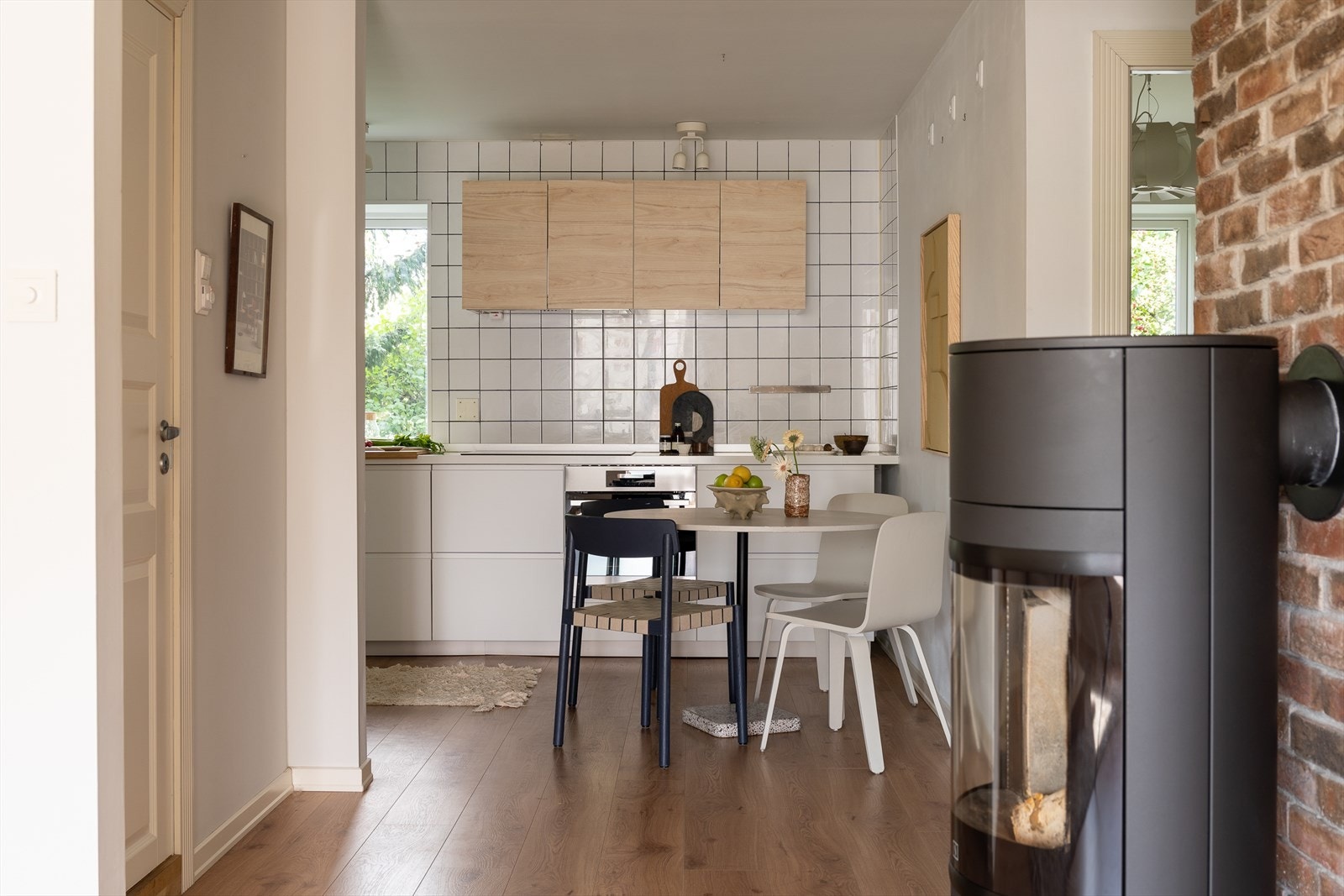 Det er delvis åpen løsning inn mot kjøkkenet, men det føles likevel som to separate soner. Galleribilde