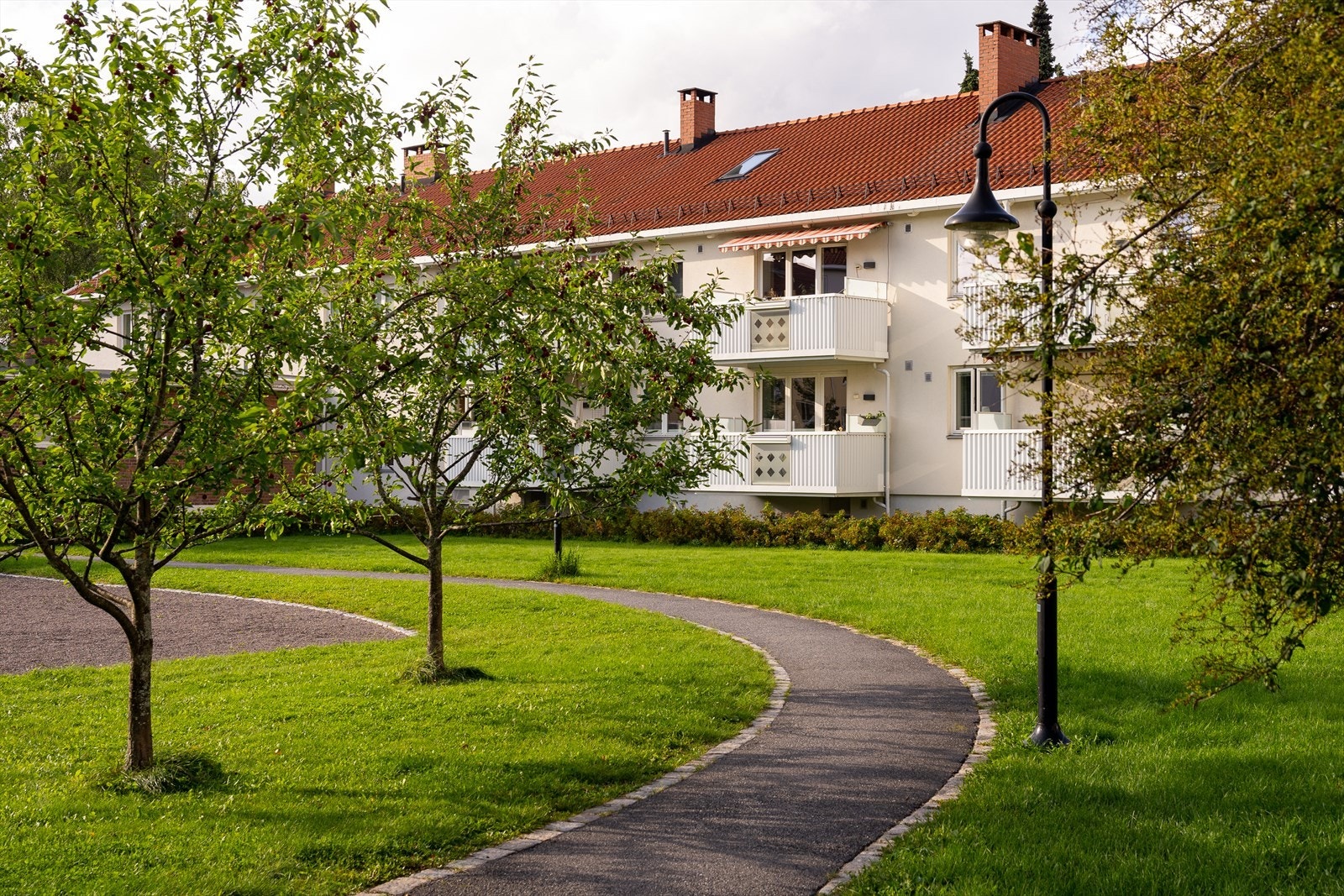 Her bor du fint til i idylliske og rolige boligområder, likevel utrolig sentralt med få minutter kollektivt til sentrumskjernen! Galleribilde