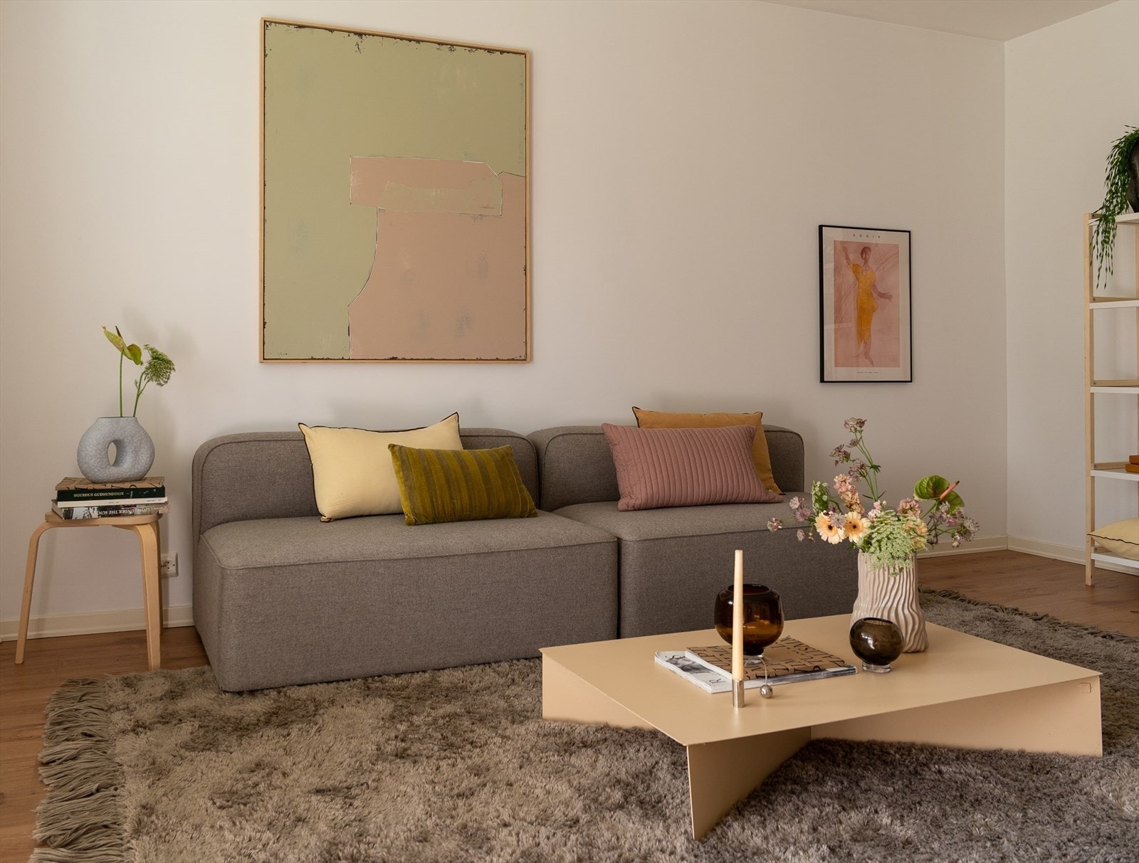 Det er lagt en pen og slitesterk enstavs-laminat. Galleribilde