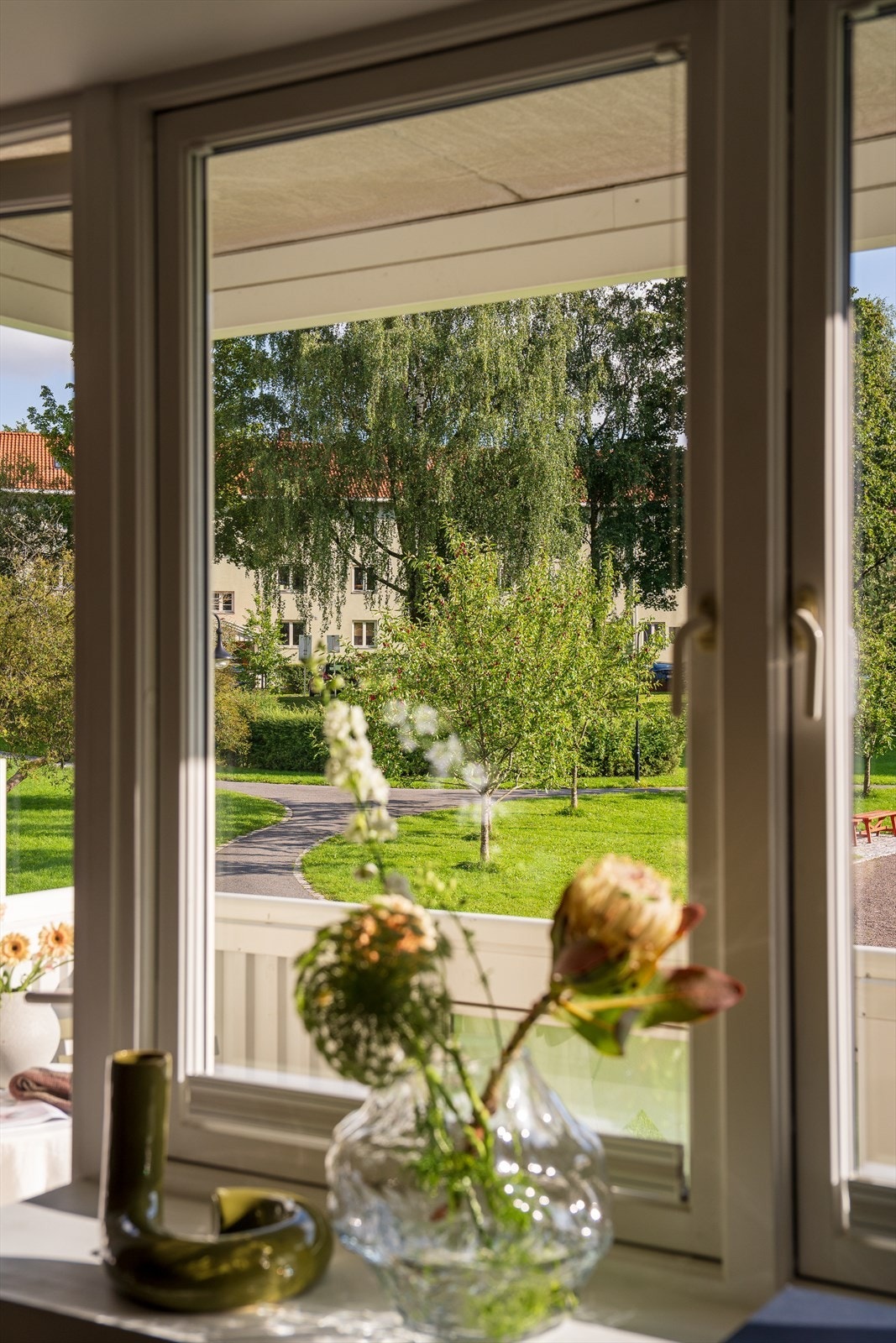 Fra stuen har du fin utsikt både sommer, høst og vinter. Galleribilde