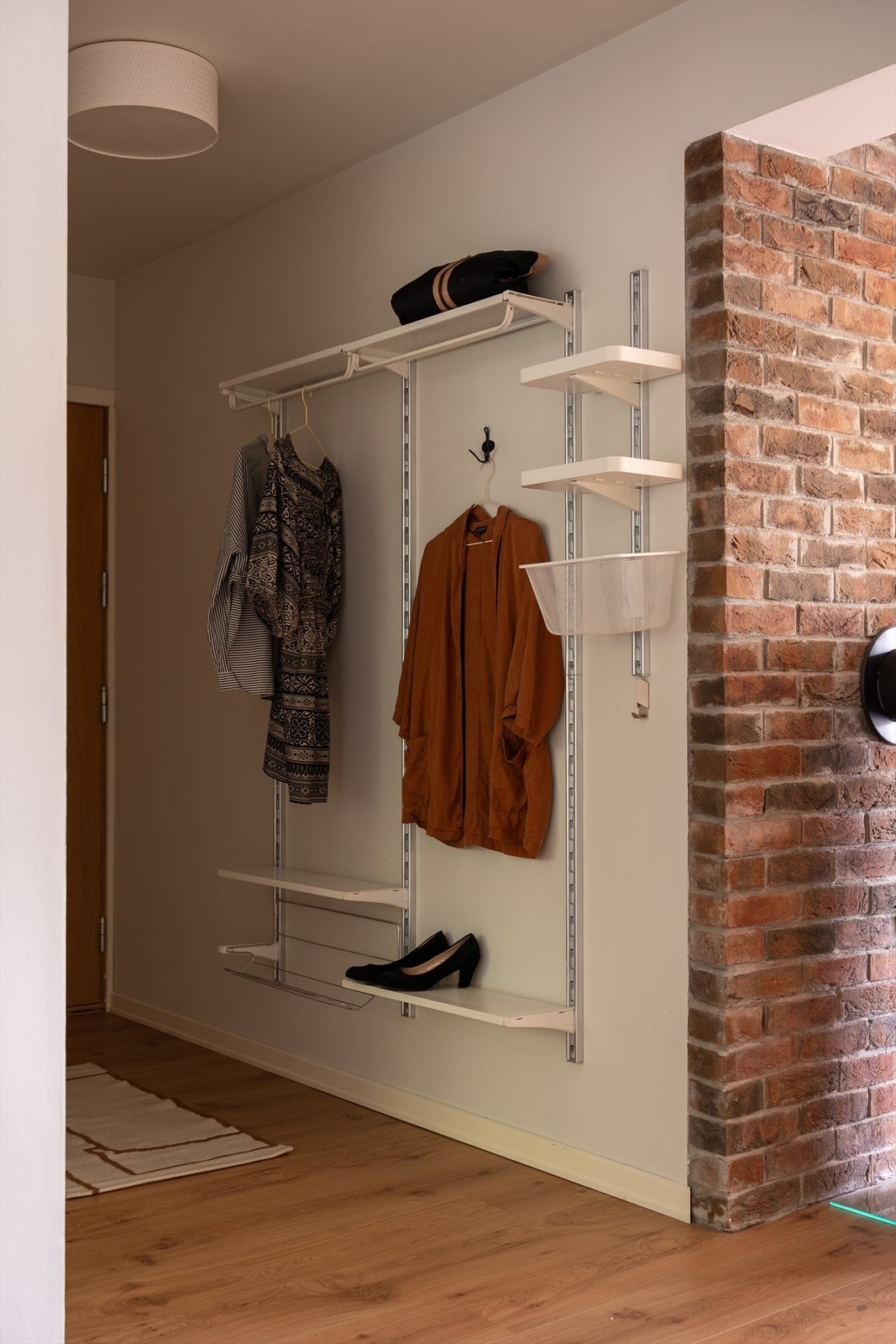 Entreen byr på plass for både skapinnredning eller oppheng av klær. Galleribilde