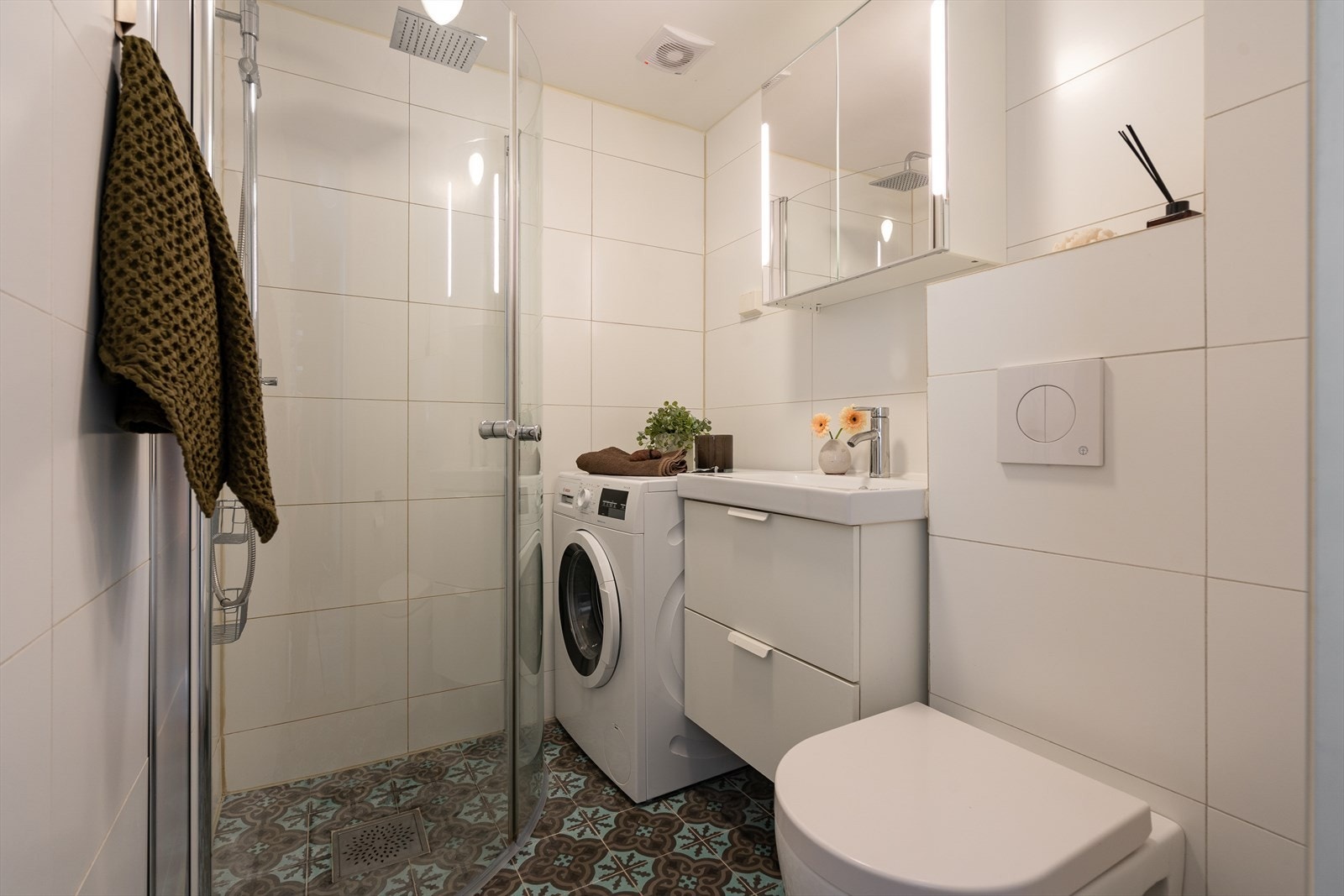 Badet ble oppgradert i 2014/15 med nye vegg- og gulvfliser (flis på flis), dusj med rengfallsdusj og innfellbare glassdører, servant med underskuffer og vegghengt toalett. Galleribilde