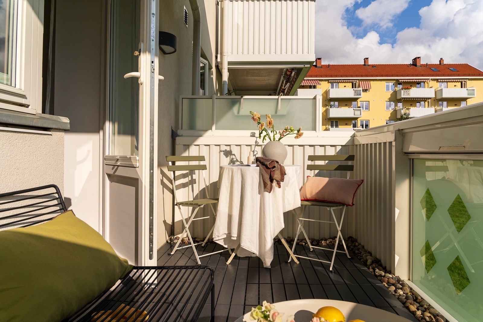 Balkongen, som er på ca. 6 m², har et gulv dekket med lamellfliser i PVC, som er både holdbare og lettstelte. Galleribilde