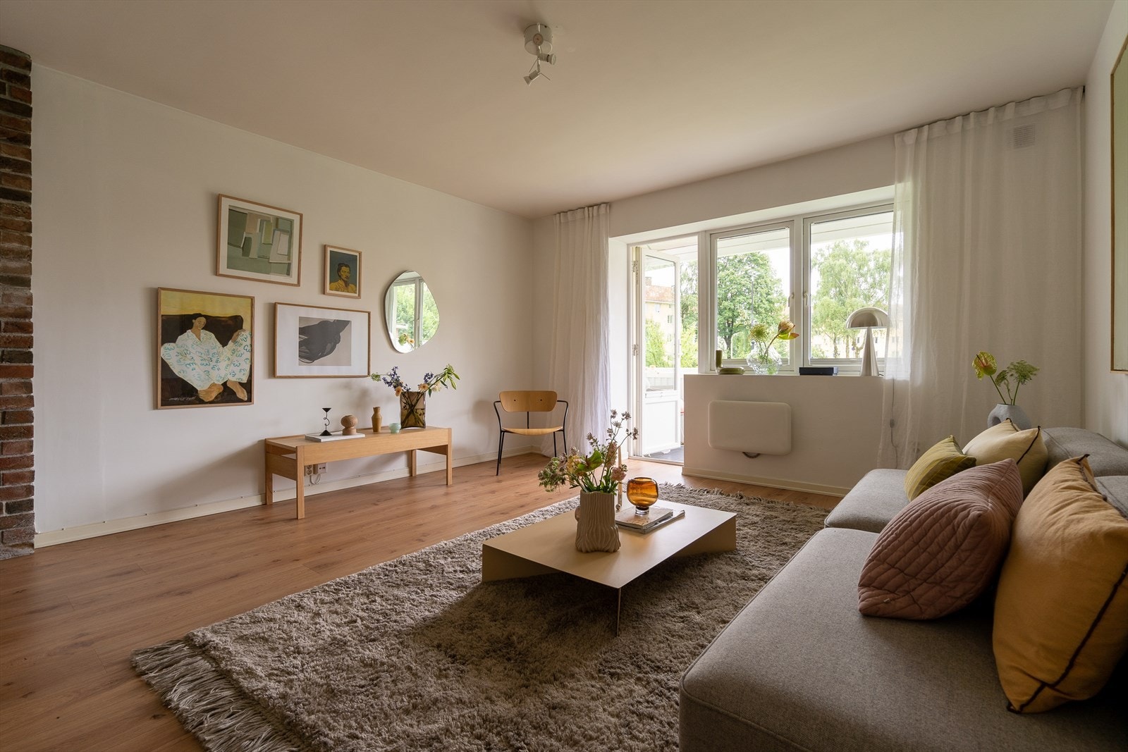 Stuen ligger vegg i vegg med baderommet og flere har gjort disse om fra 2-roms til 3-roms. Dette må i tilfelle søkes om til styret og kjøper bærer selv risiko for eventuell godkjenning av dette. Galleribilde