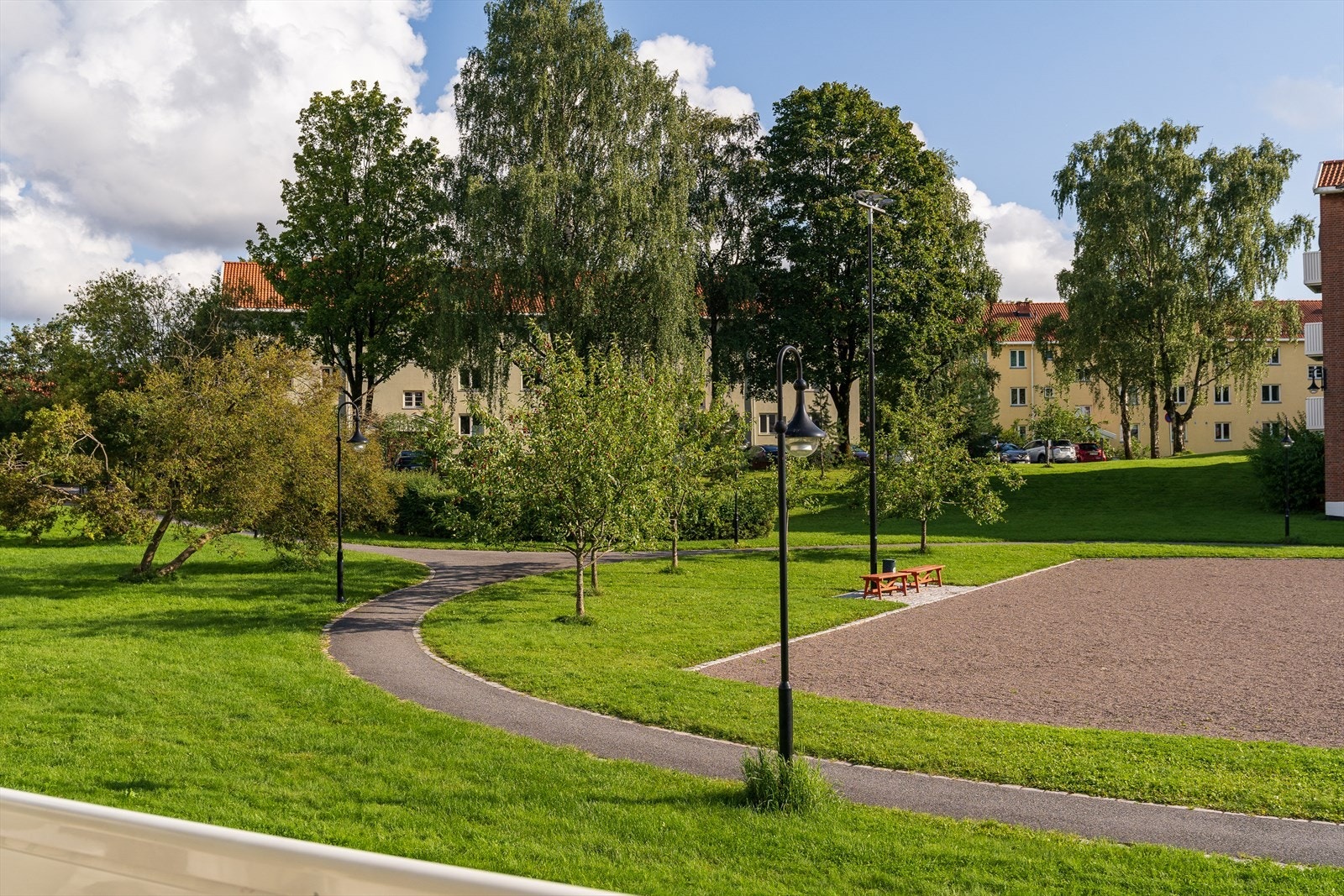Store parklignende grøntarealer rundt og mellom bygningene gjør boligområdet til en grønn oase i byen. Galleribilde
