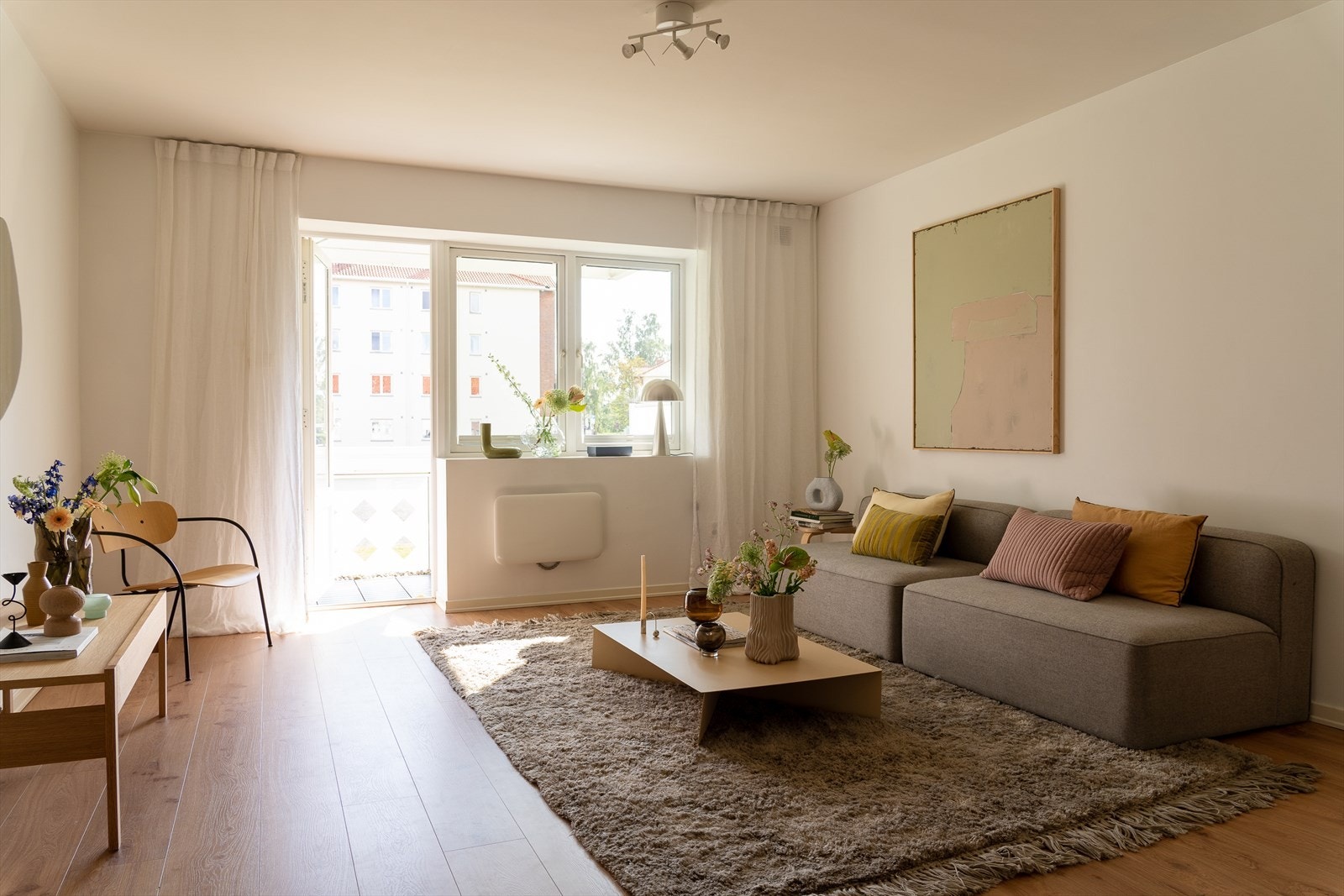 Dette er en lekker 2(3)-roms med utrolig stor og god planløsning, mye lys og fantastisk utsyn. Galleribilde