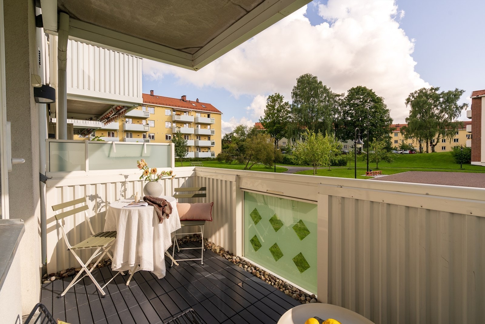 Boligen ligger i en høy 1. etasje ut mot park så her føler du at du bor privat til med fin utsikt og gode solforhold! Galleribilde