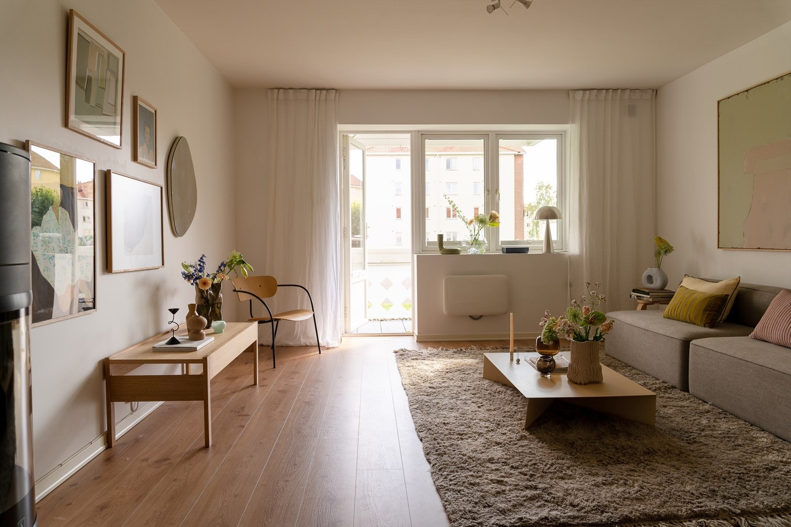 Boligen har en utrolig god planløsning som har god plass til stor sofa og spisebord om ønsket. Galleribilde